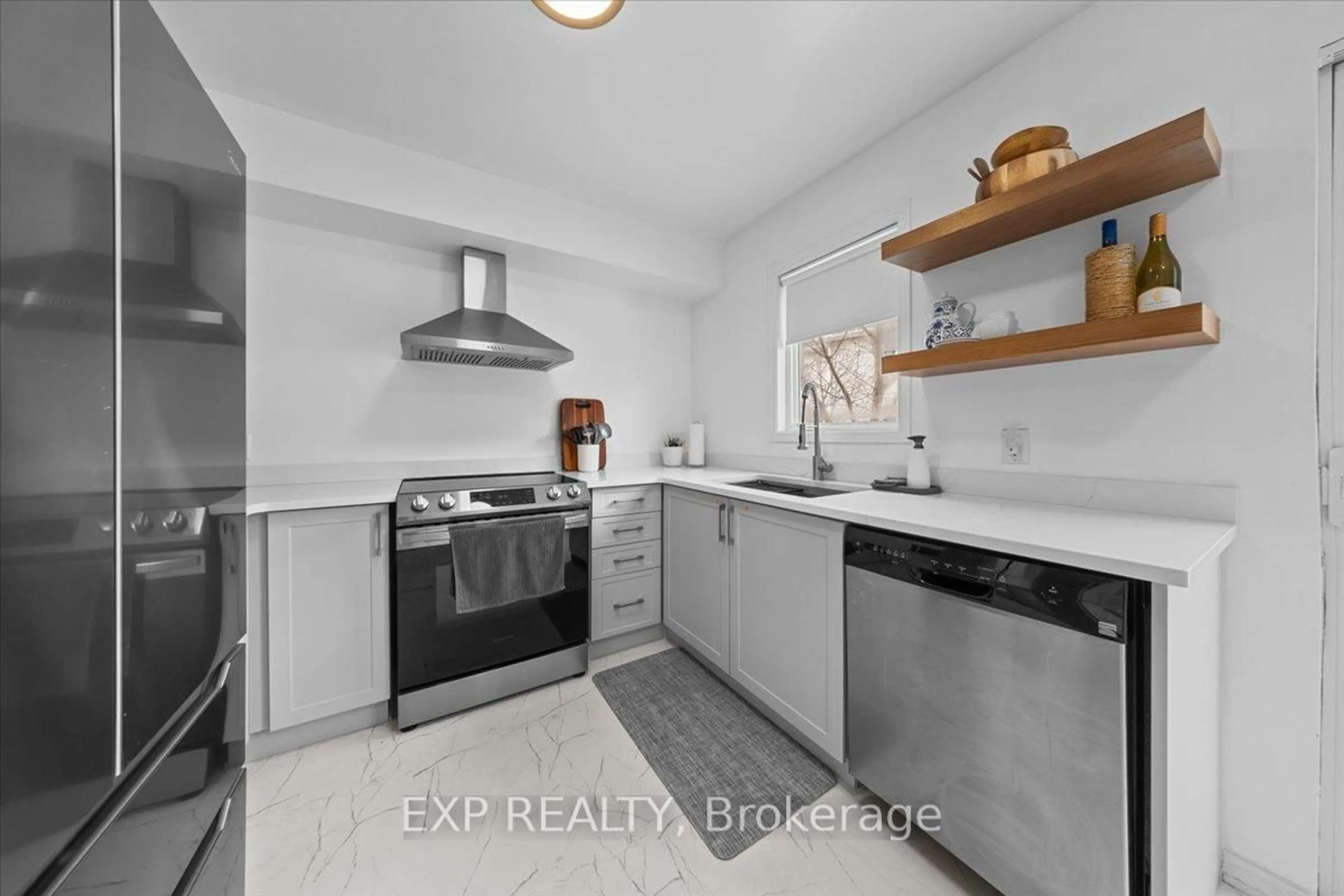 Standard kitchen, unknown for 36 Yorkville St, Ottawa Ontario K2C 4B5