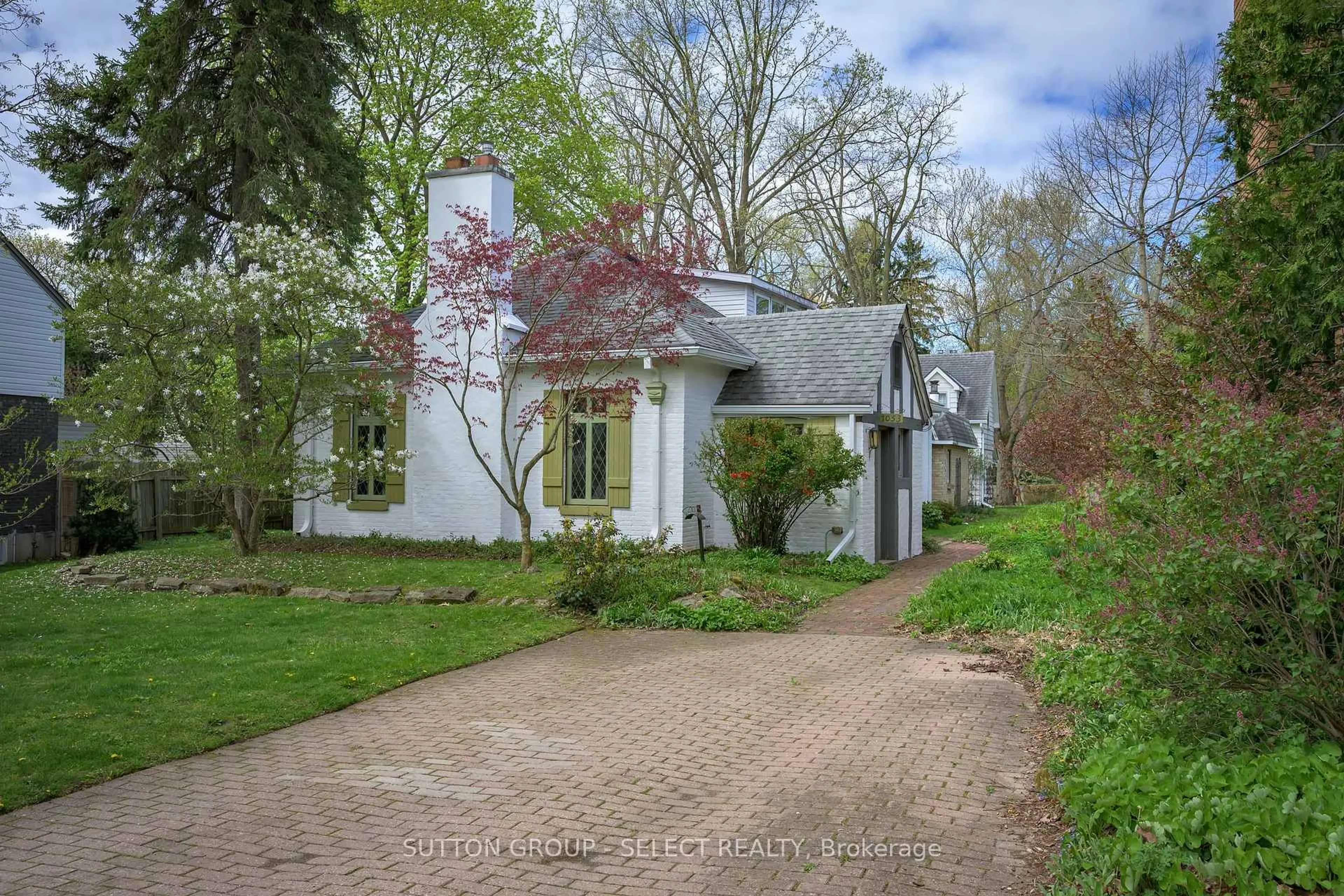 A pic from outside/outdoor area/front of a property/back of a property/a pic from drone, street for 1053 Talbot St, London East Ontario N6A 2V9