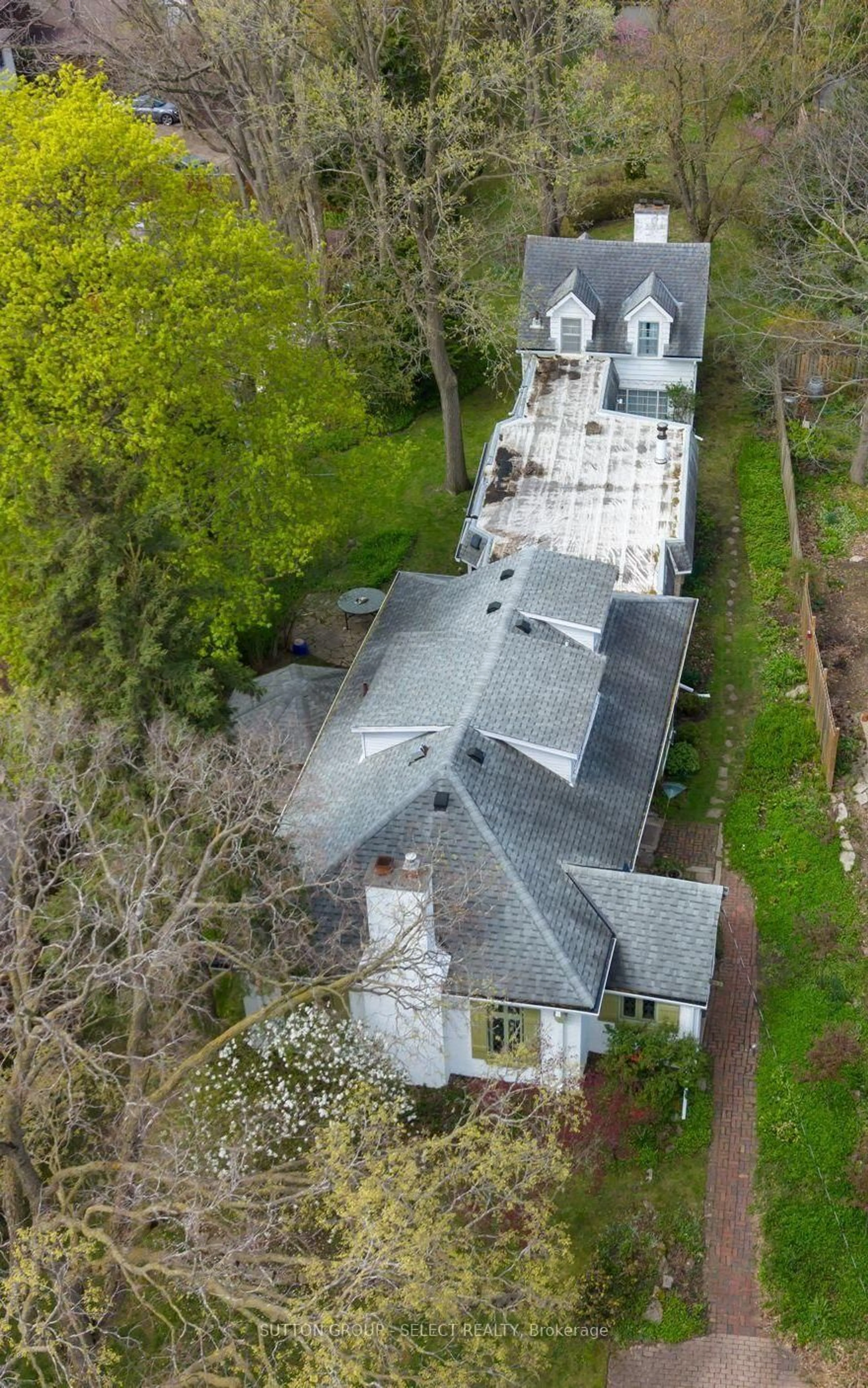 A pic from outside/outdoor area/front of a property/back of a property/a pic from drone, street for 1053 Talbot St, London East Ontario N6A 2V9