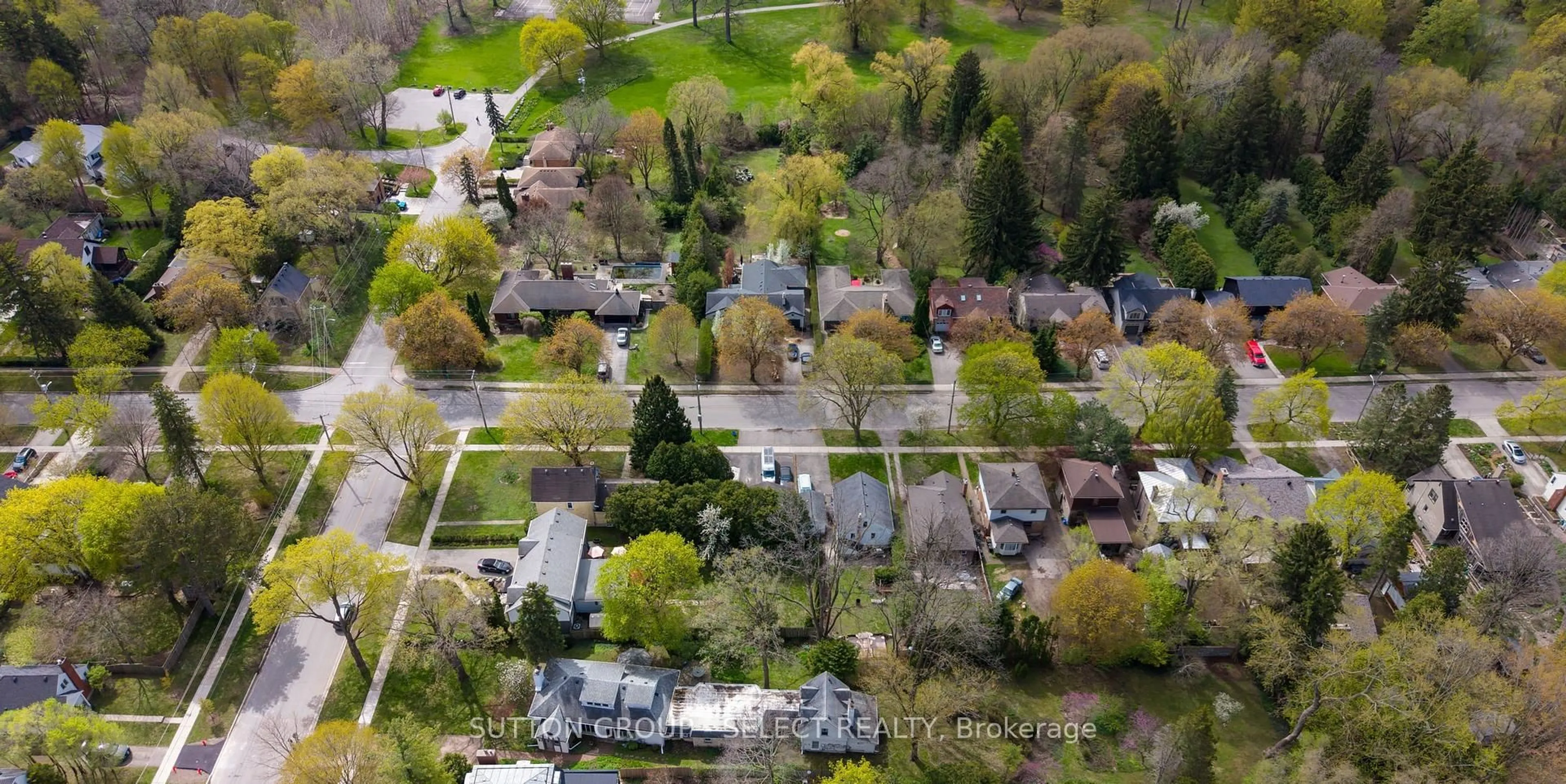 A pic from outside/outdoor area/front of a property/back of a property/a pic from drone, street for 1053 Talbot St, London East Ontario N6A 2V9