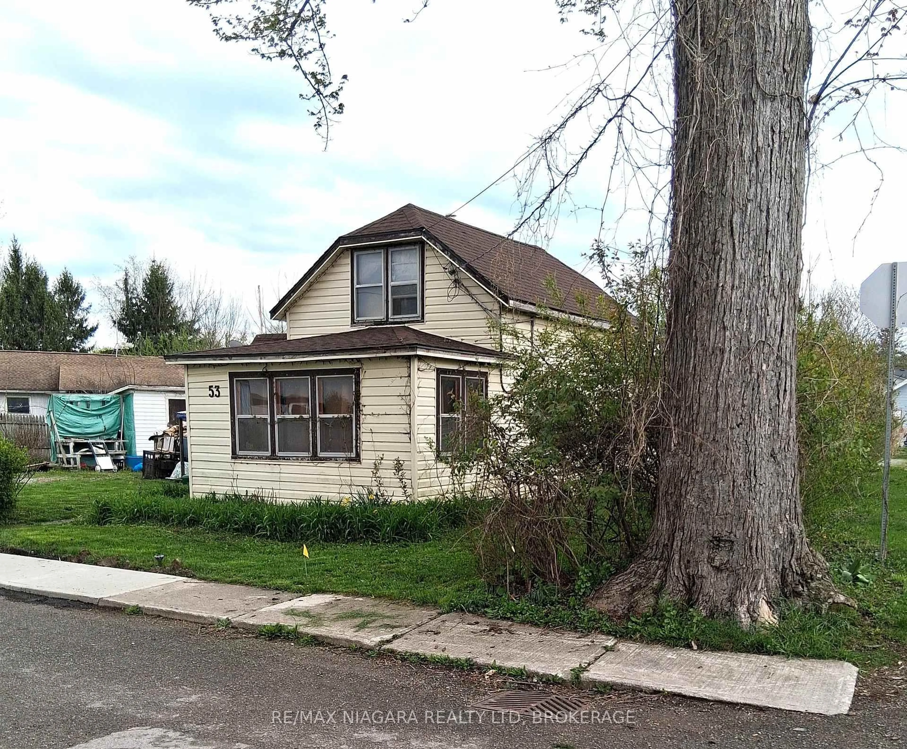 Home with vinyl exterior material, street for 53 Cambridge Rd, Fort Erie Ontario L0S 1B0