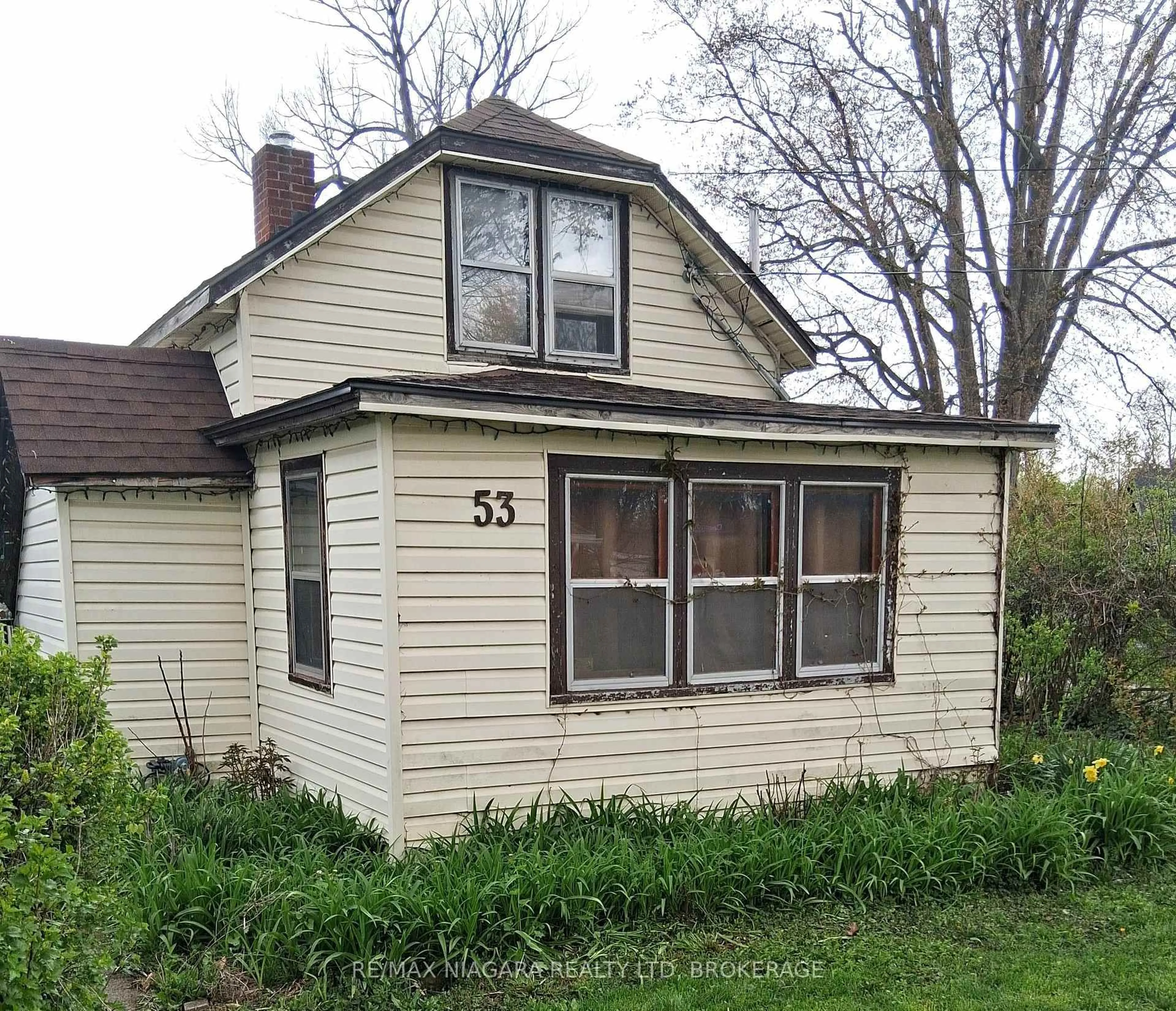 Home with vinyl exterior material, street for 53 Cambridge Rd, Fort Erie Ontario L0S 1B0