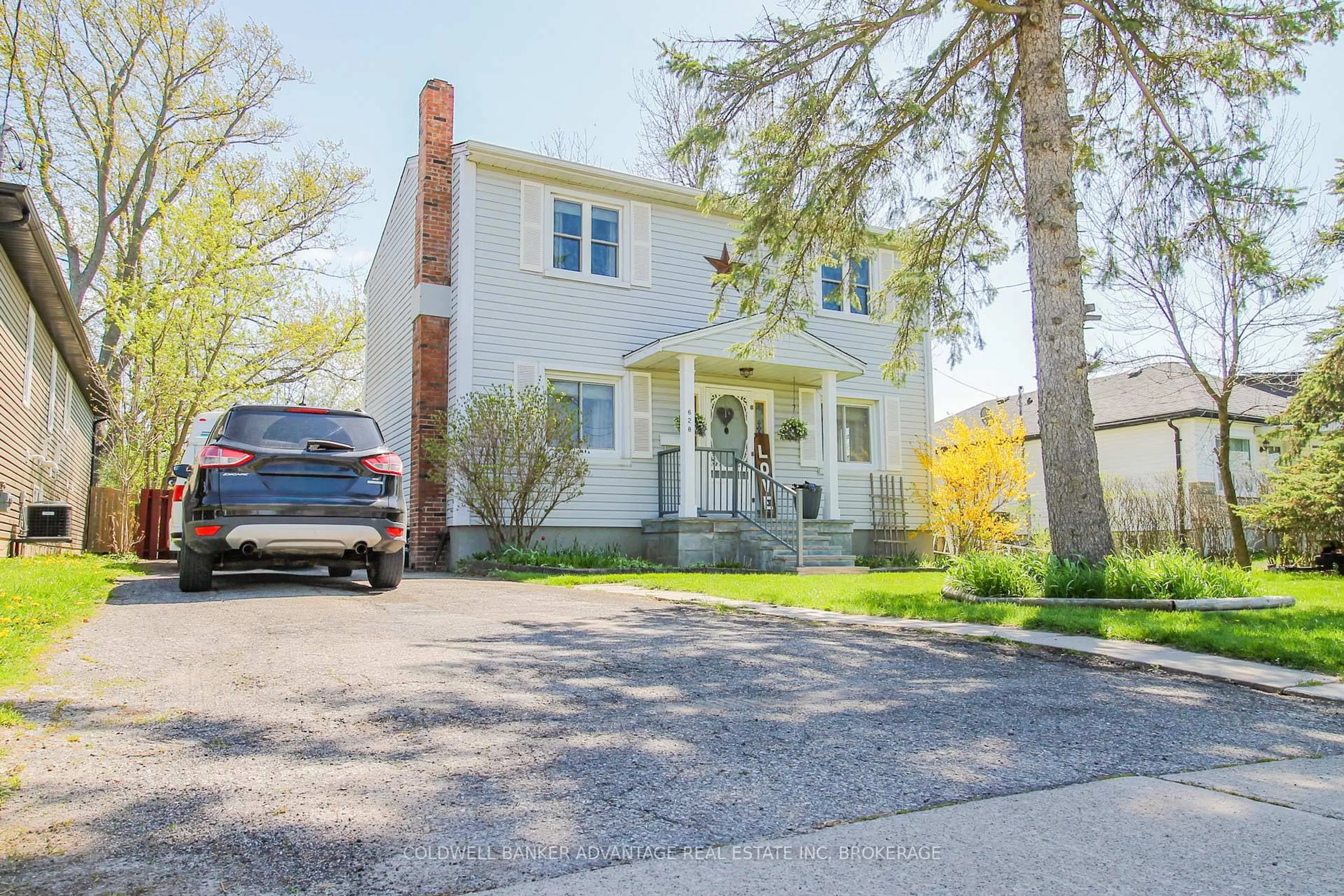 A pic from outside/outdoor area/front of a property/back of a property/a pic from drone, street for 628 Clare Ave, Welland Ontario L3C 3C1