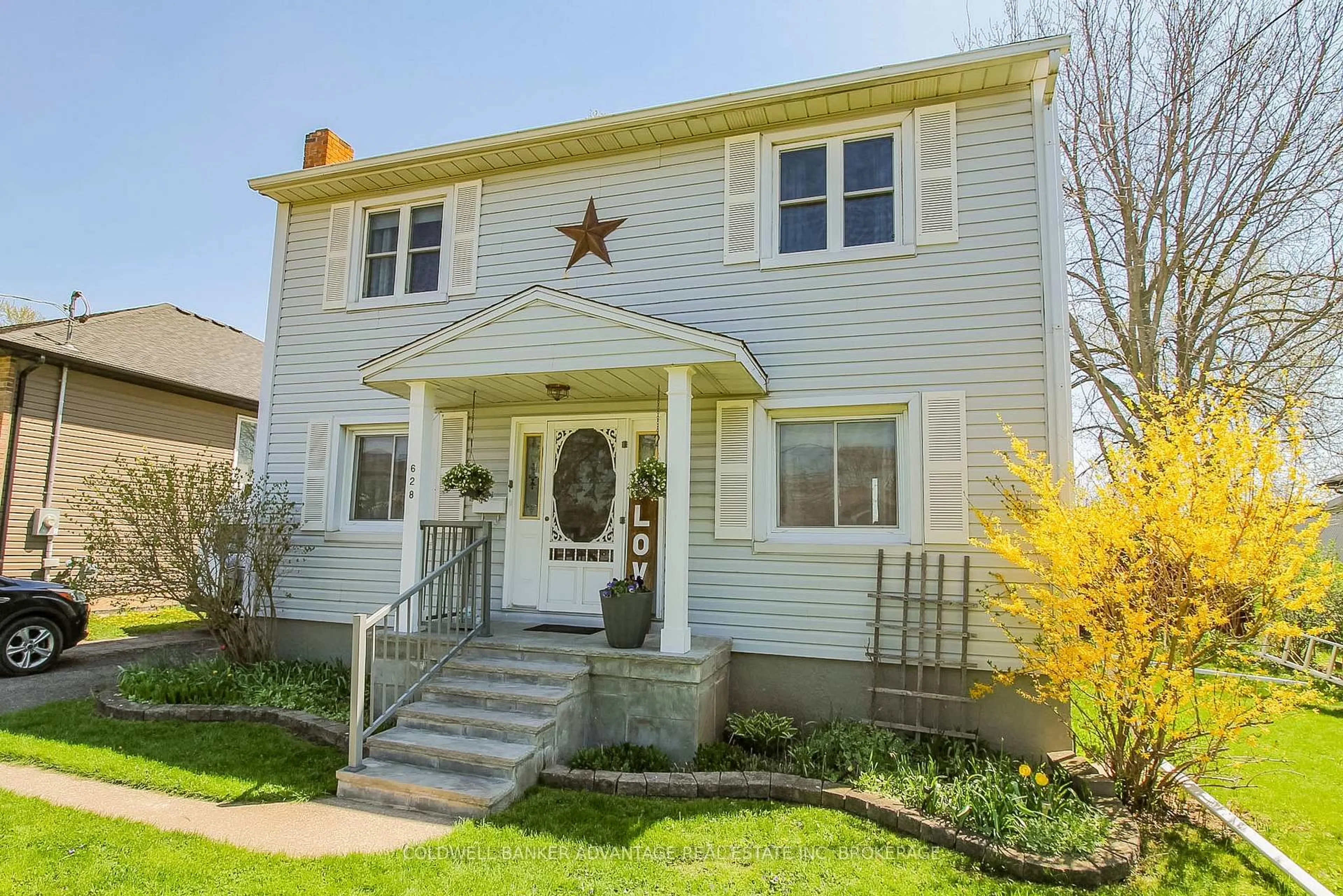Home with vinyl exterior material, street for 628 Clare Ave, Welland Ontario L3C 3C1