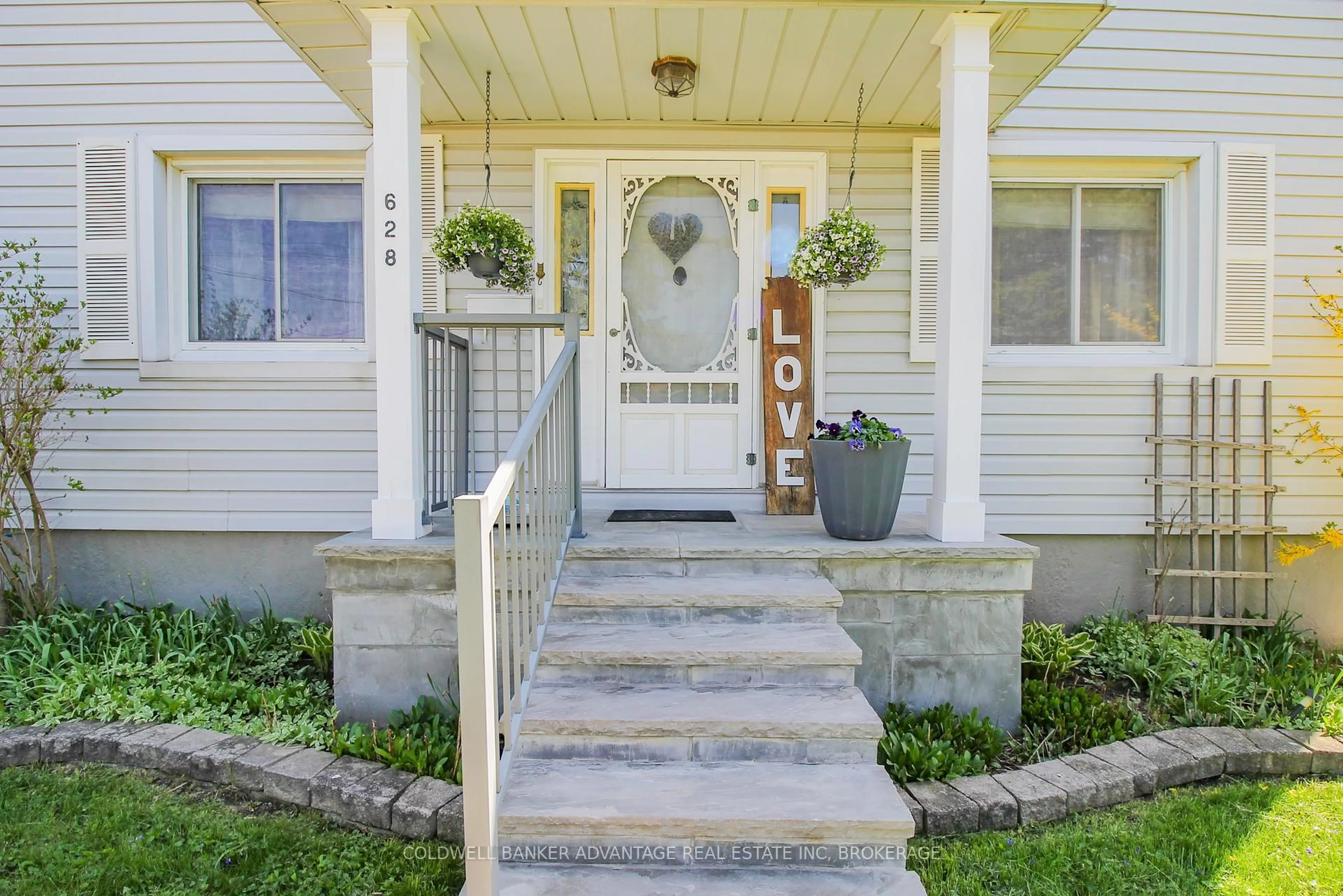 Indoor entryway for 628 Clare Ave, Welland Ontario L3C 3C1