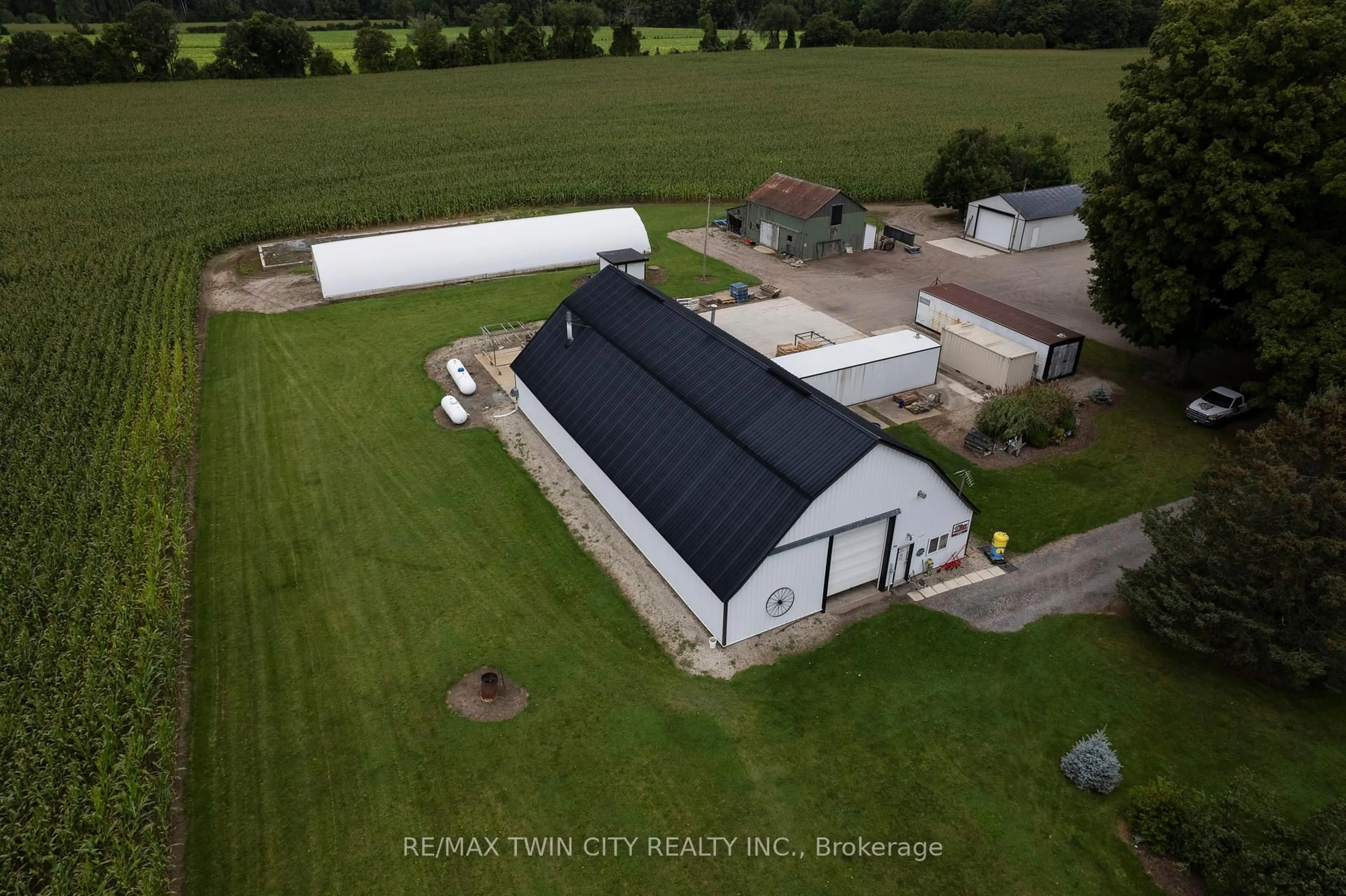 A pic from outside/outdoor area/front of a property/back of a property/a pic from drone, building for 331 MIDDLE TOWNLINE Rd, Brant Ontario N0E 1E0
