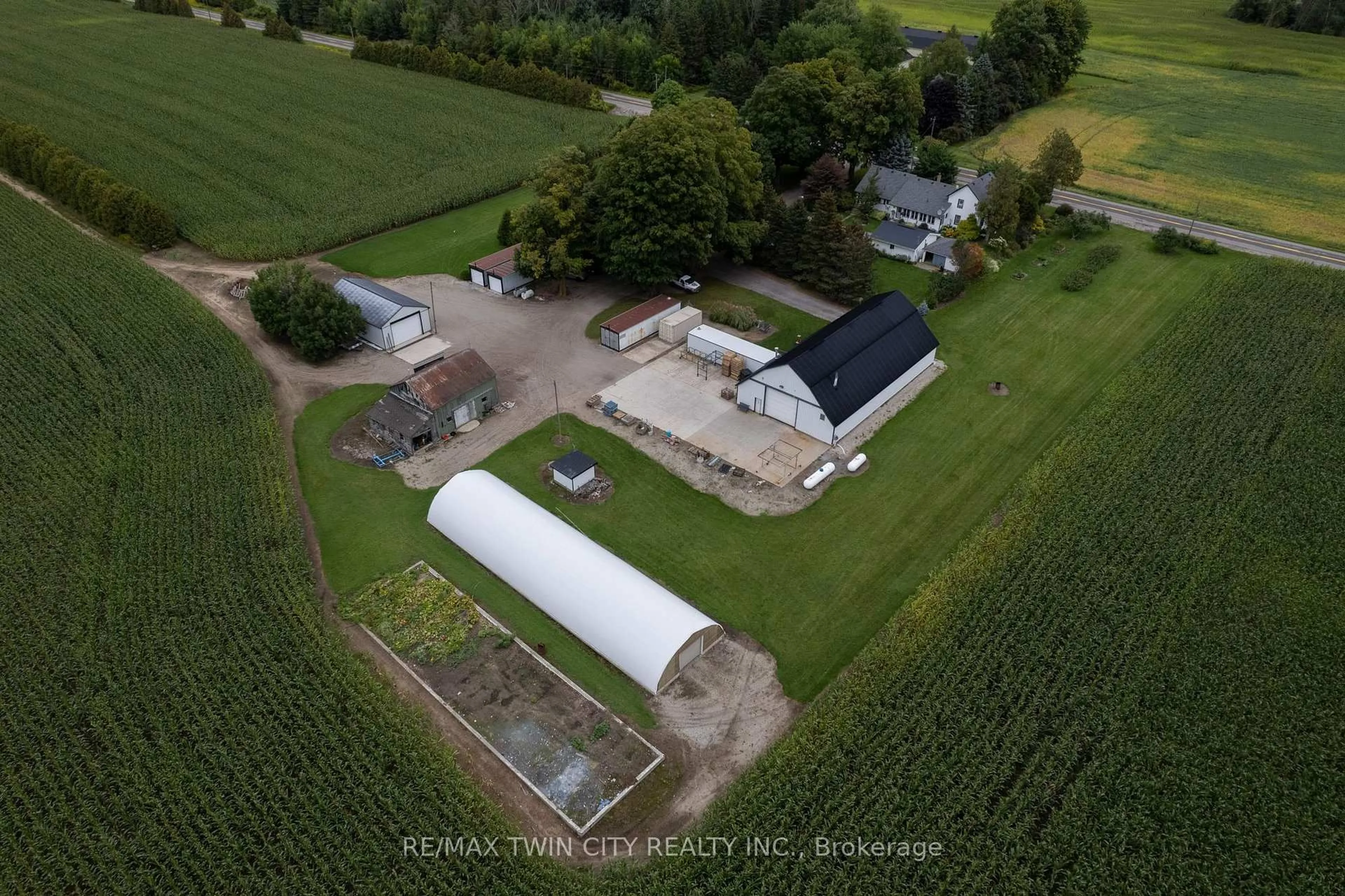 A pic from outside/outdoor area/front of a property/back of a property/a pic from drone, building for 331 MIDDLE TOWNLINE Rd, Brant Ontario N0E 1E0