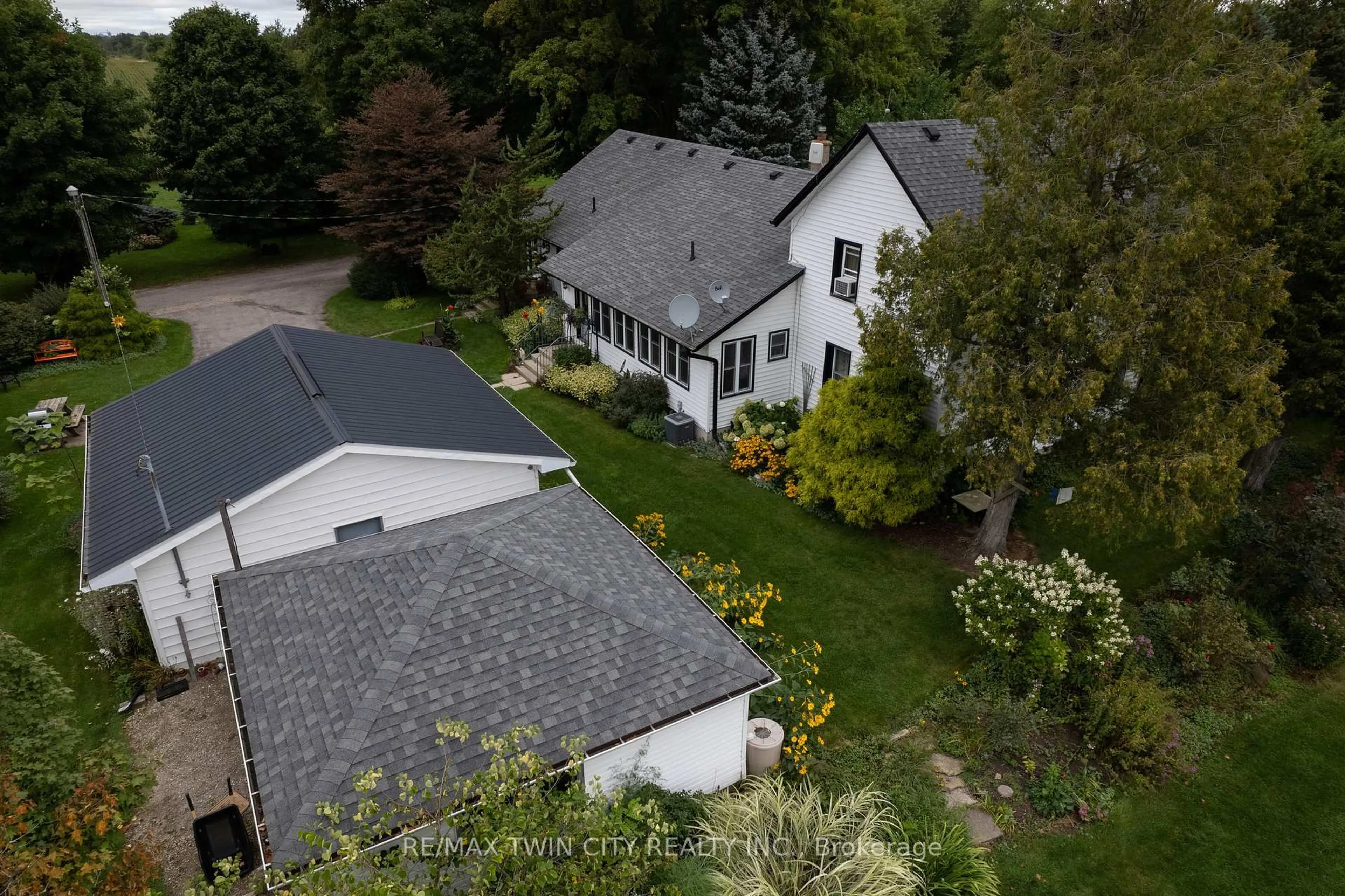 A pic from outside/outdoor area/front of a property/back of a property/a pic from drone, street for 331 MIDDLE TOWNLINE Rd, Brant Ontario N0E 1E0