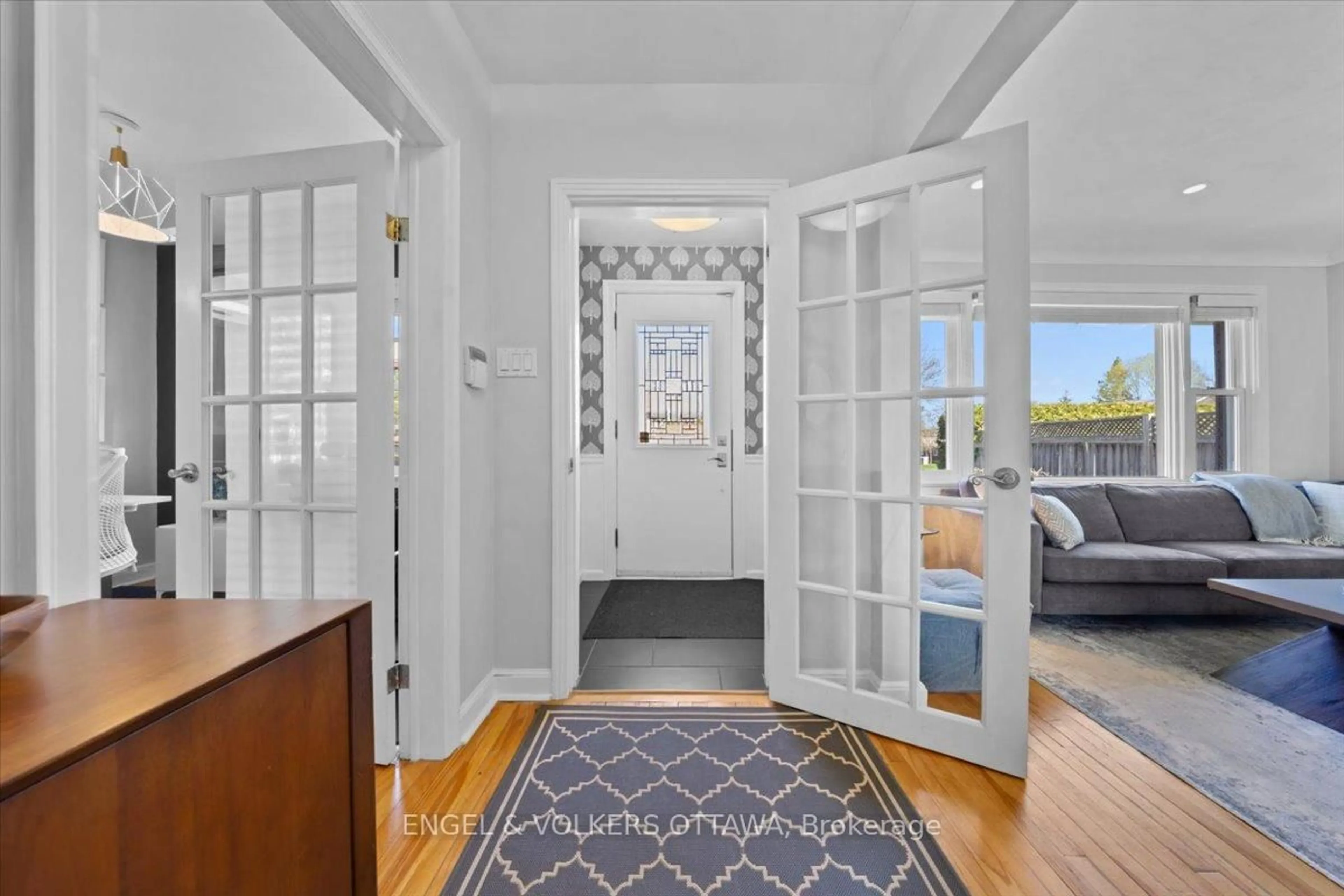 Indoor entryway for 1436 Larose Ave, Ottawa Ontario K1Z 7X8