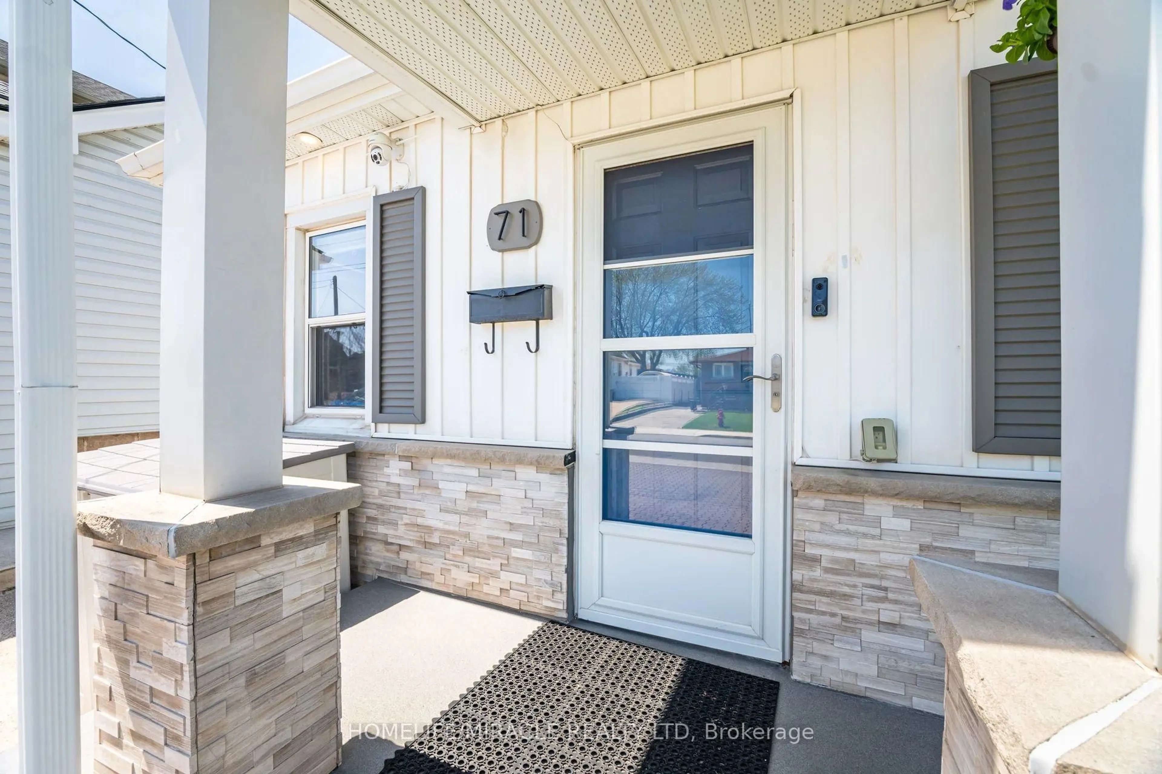 Indoor entryway for 71 Beland Ave, Hamilton Ontario L8H 6C2