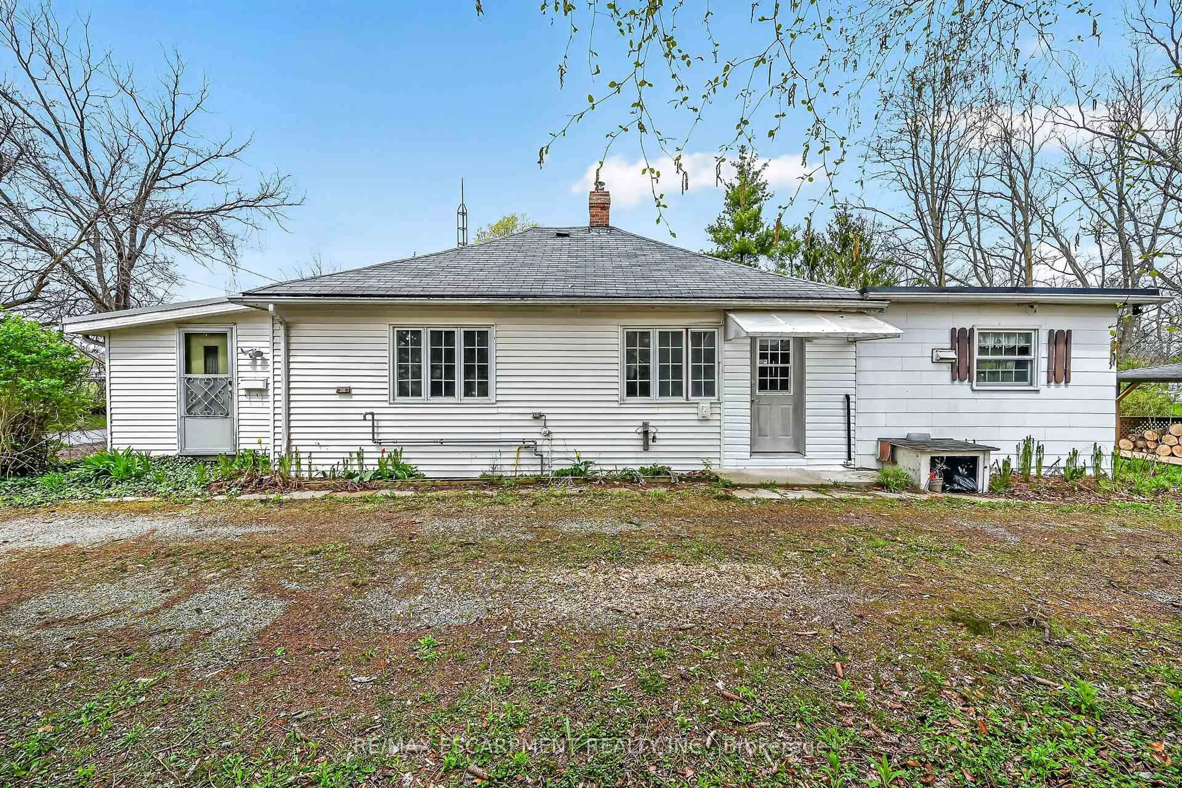 A pic from outside/outdoor area/front of a property/back of a property/a pic from drone, unknown for 313 John St, Norfolk Ontario N3Y 2Z1
