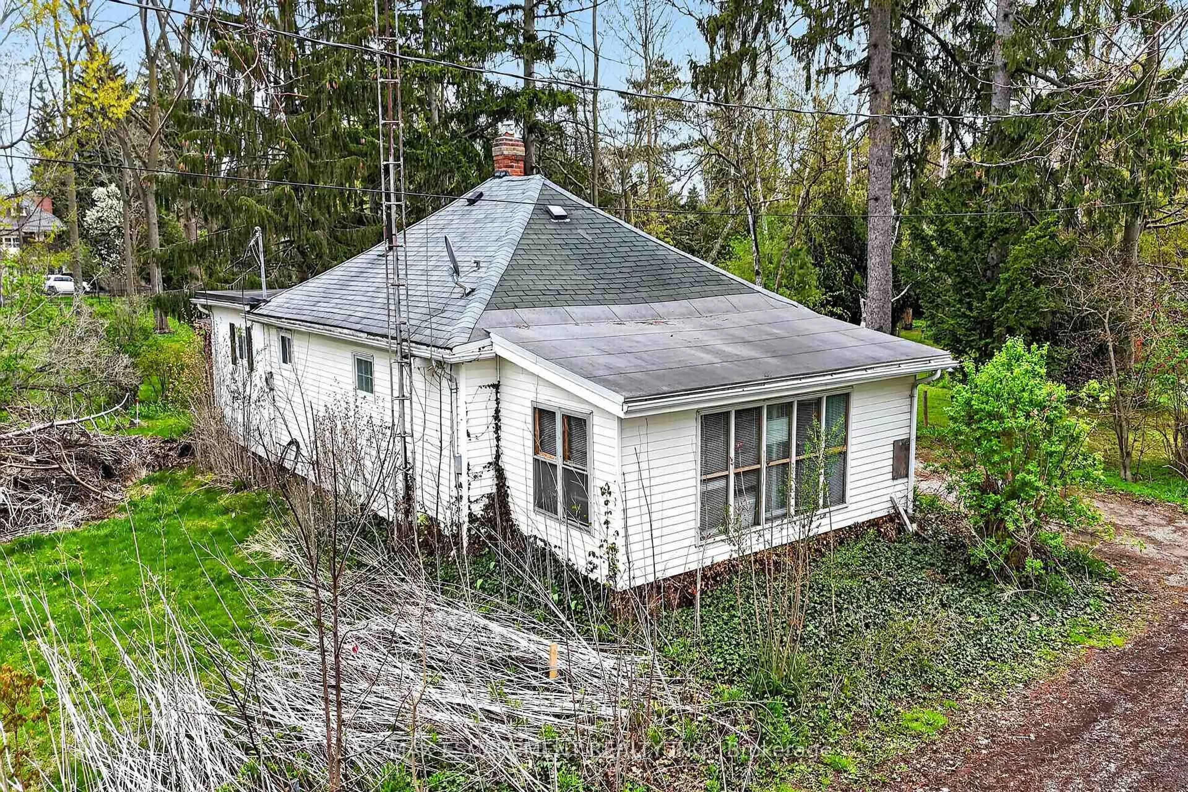 A pic from outside/outdoor area/front of a property/back of a property/a pic from drone, building for 313 John St, Norfolk Ontario N3Y 2Z1