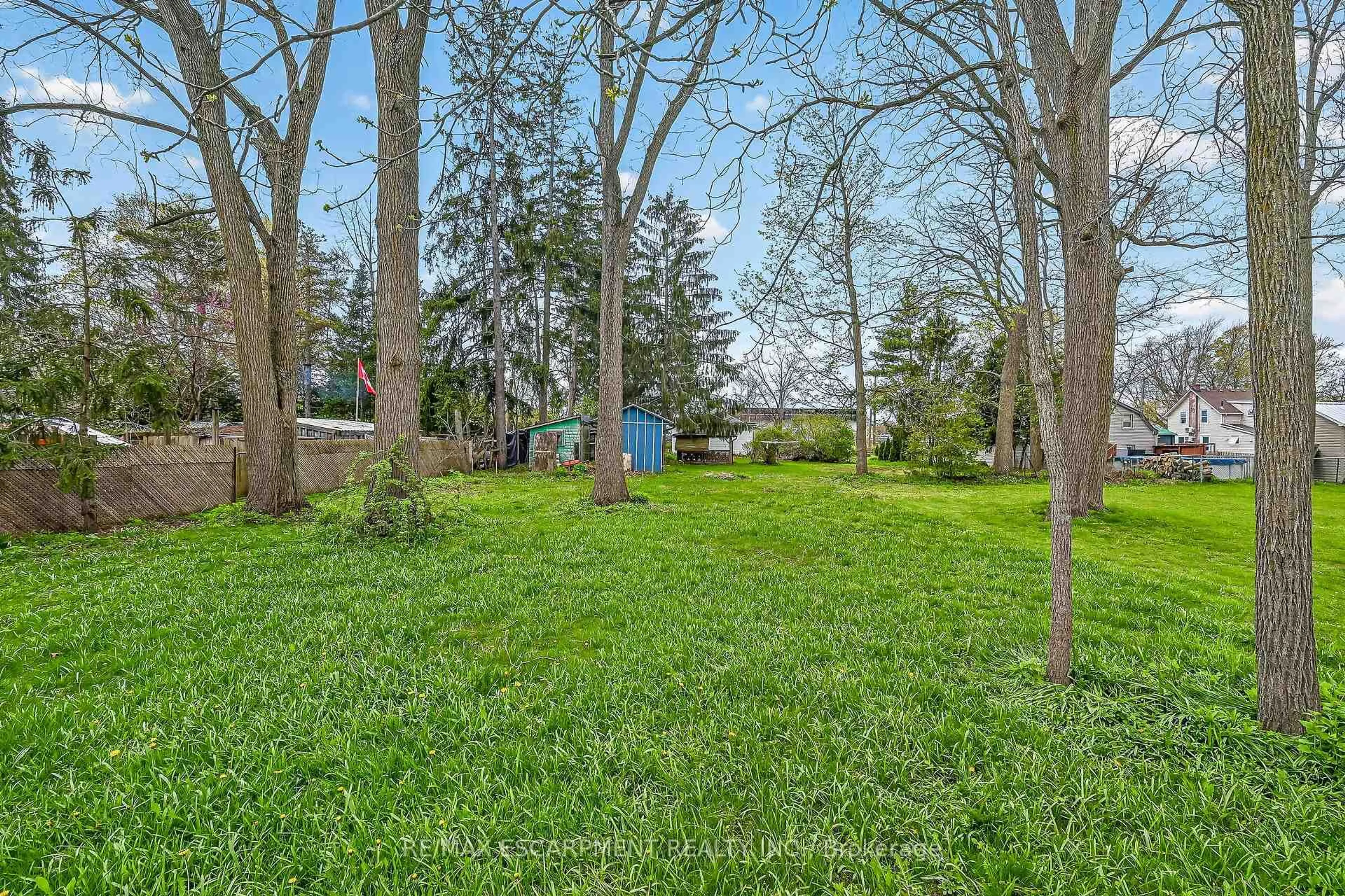 Patio, forest/trees view for 313 John St, Norfolk Ontario N3Y 2Z1