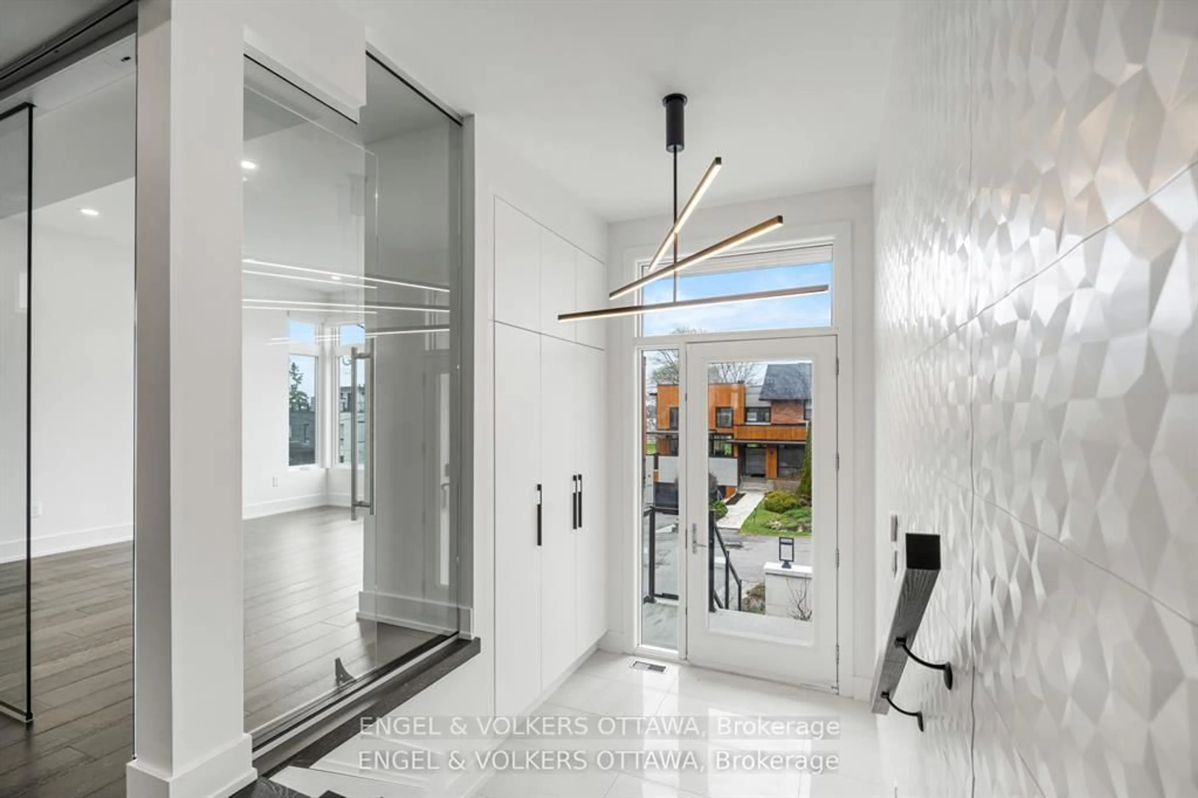 Indoor foyer for 2154 Rice Ave, Ottawa Ontario K2A 0C4