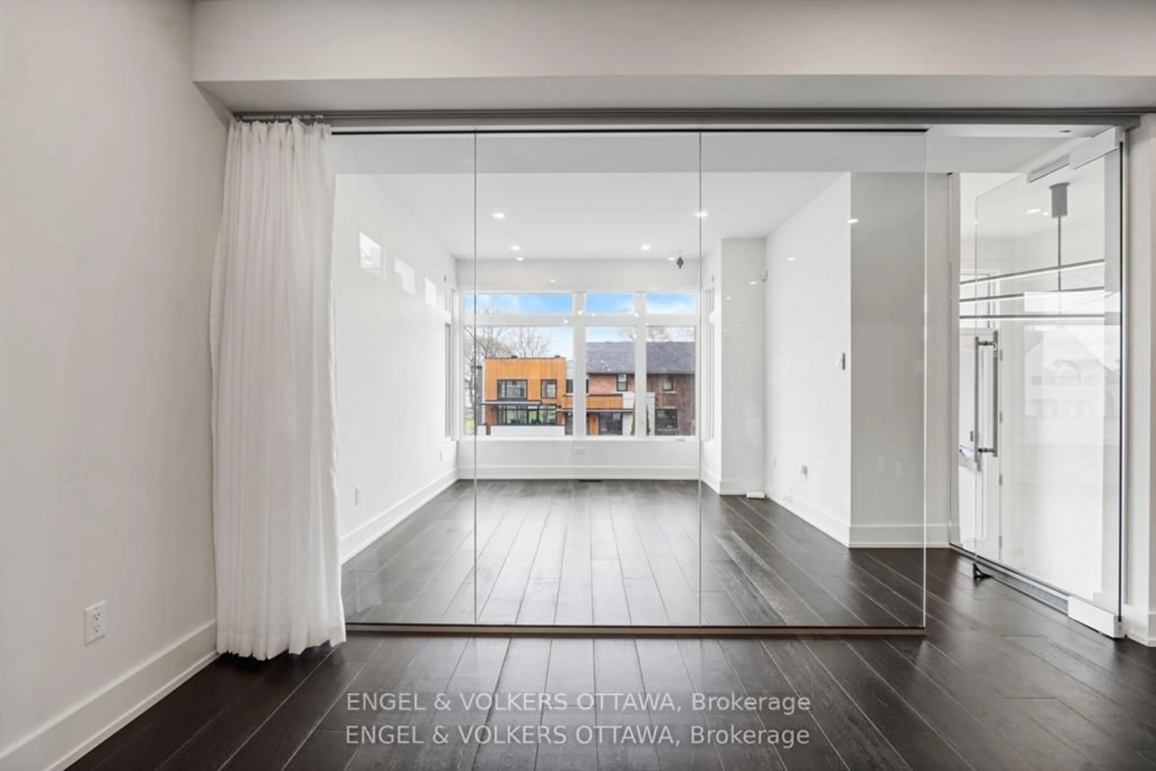 Indoor entryway for 2154 Rice Ave, Ottawa Ontario K2A 0C4