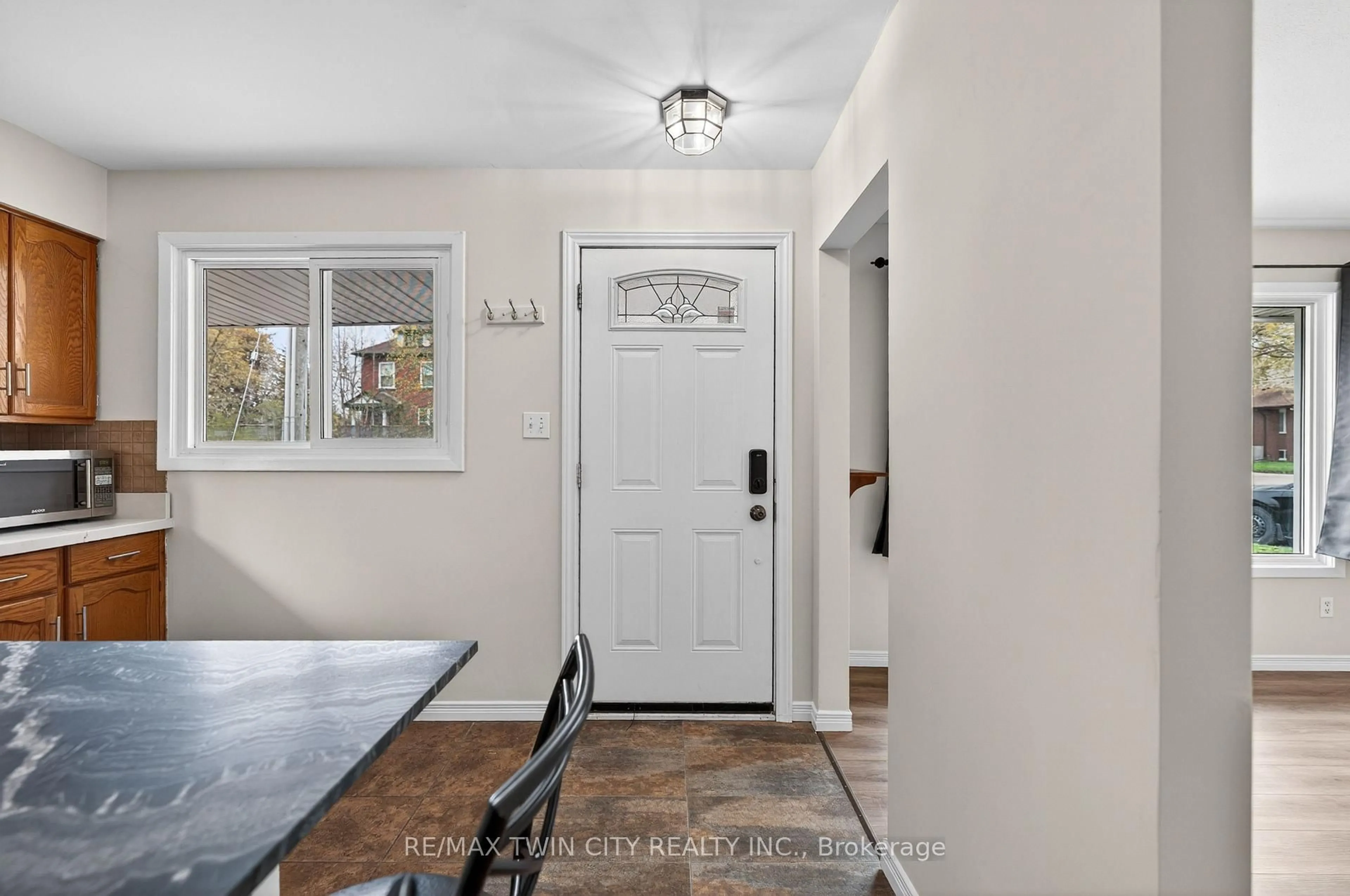 Indoor entryway for 34 Avenue Rd, Cambridge Ontario N1R 1B7