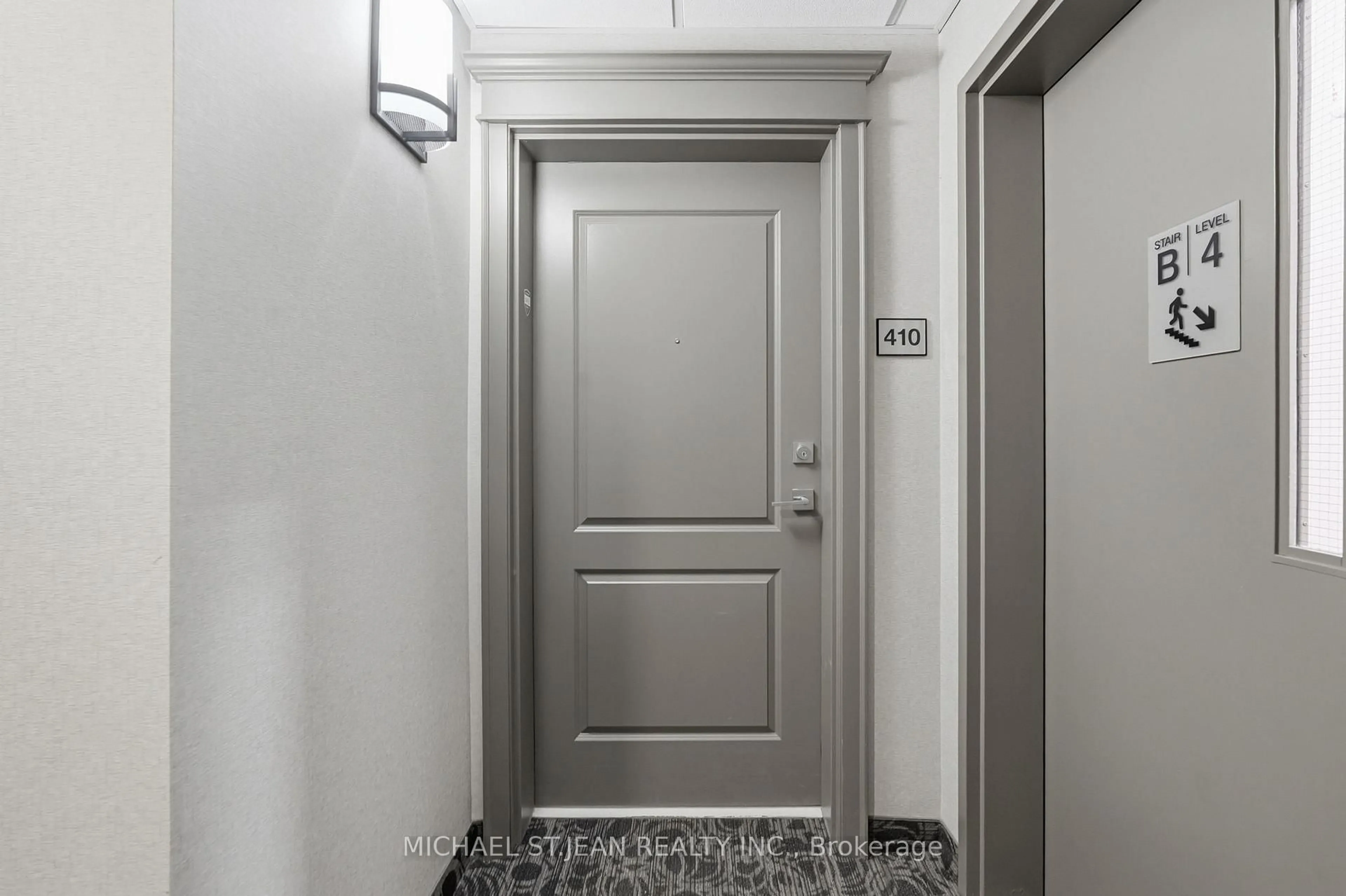 Indoor foyer for 101 Shoreview Pl, Hamilton Ontario L8E 0K2
