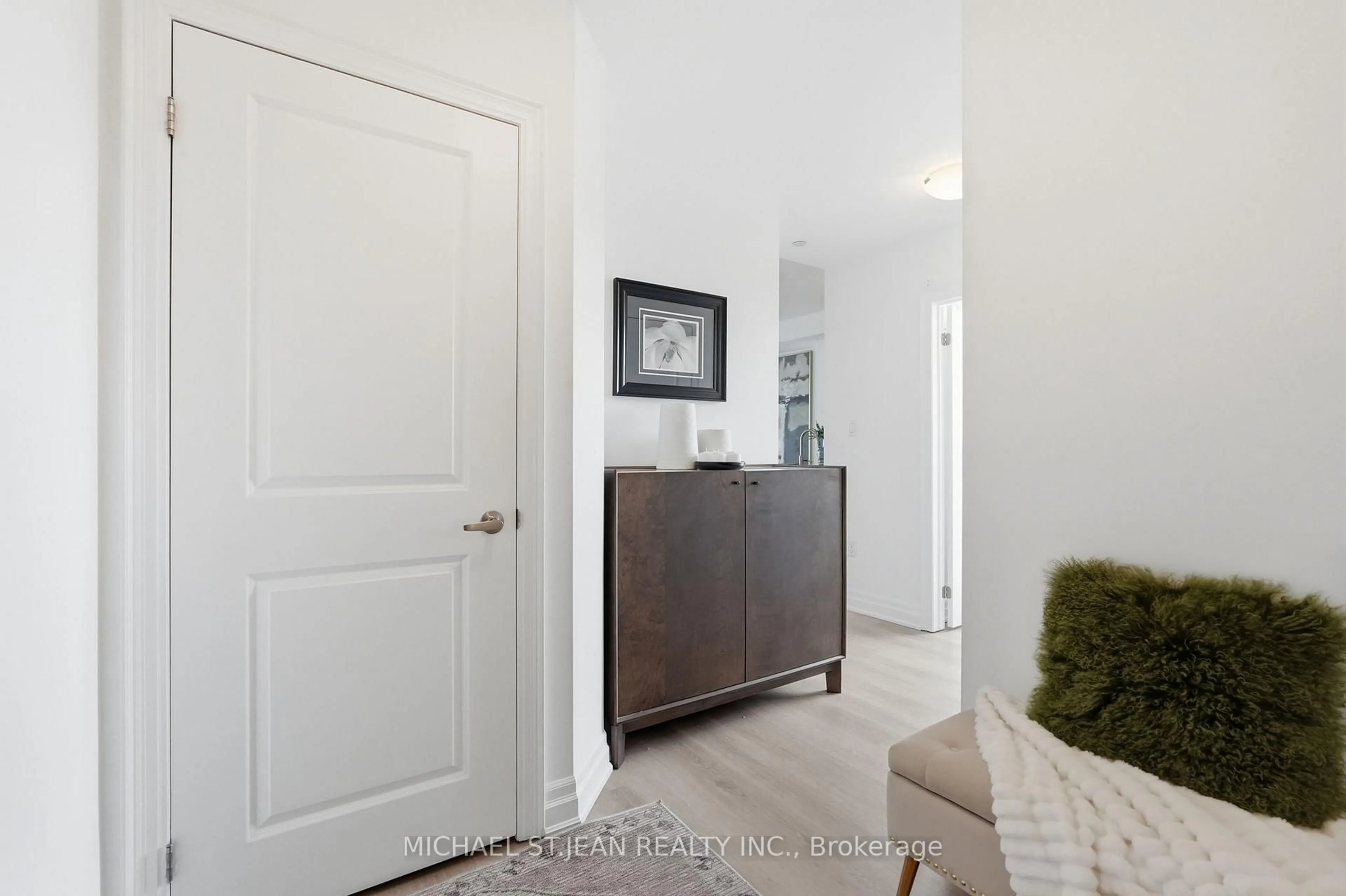 Indoor entryway for 101 Shoreview Pl, Hamilton Ontario L8E 0K2