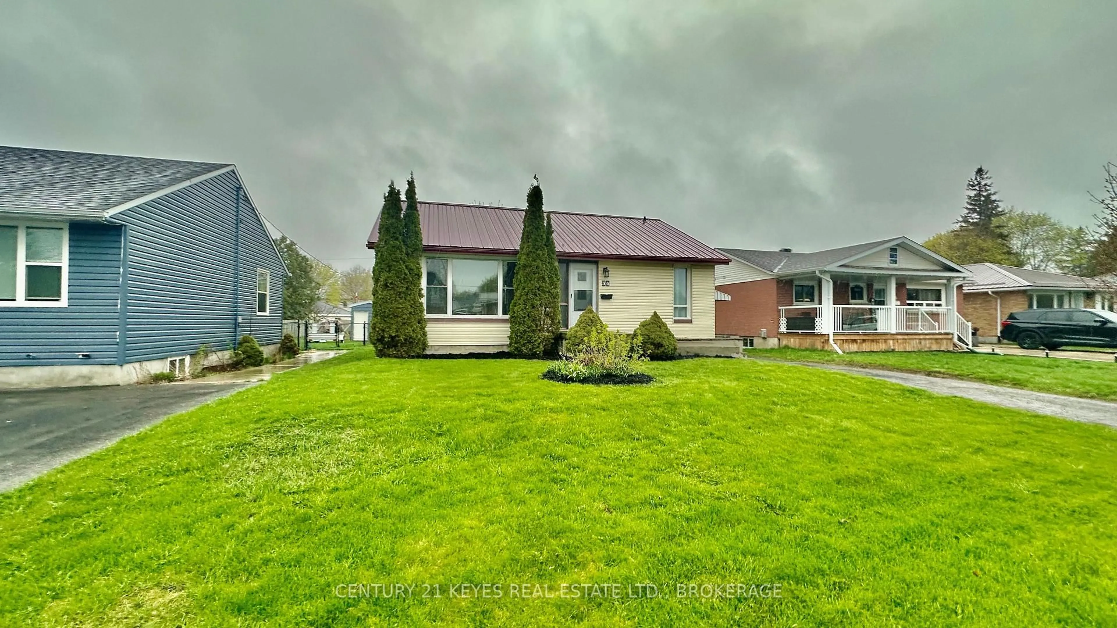 A pic from outside/outdoor area/front of a property/back of a property/a pic from drone, street for 34 Salisbury Ave, Brockville Ontario K6V 2T5