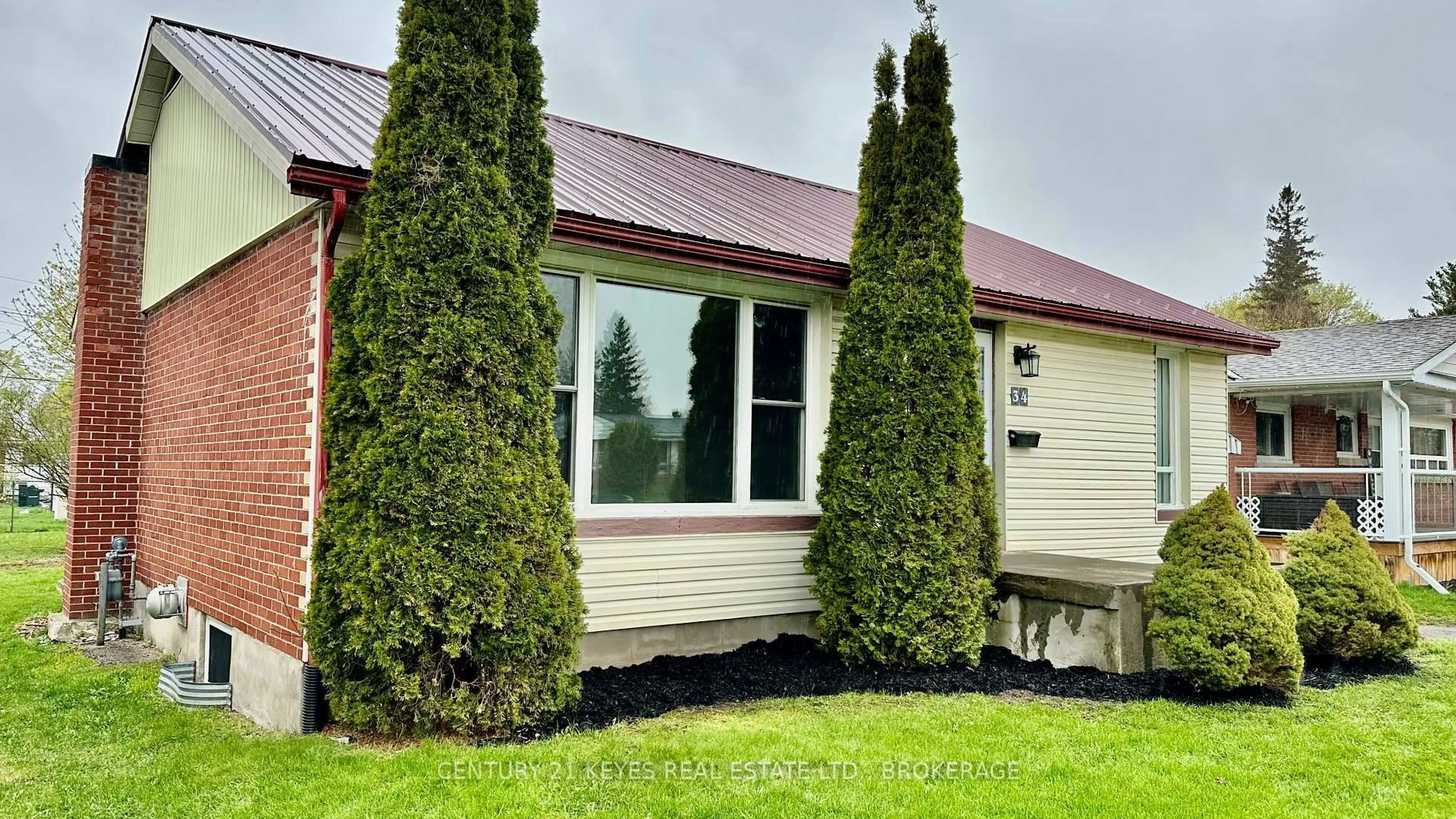 Home with vinyl exterior material, building for 34 Salisbury Ave, Brockville Ontario K6V 2T5