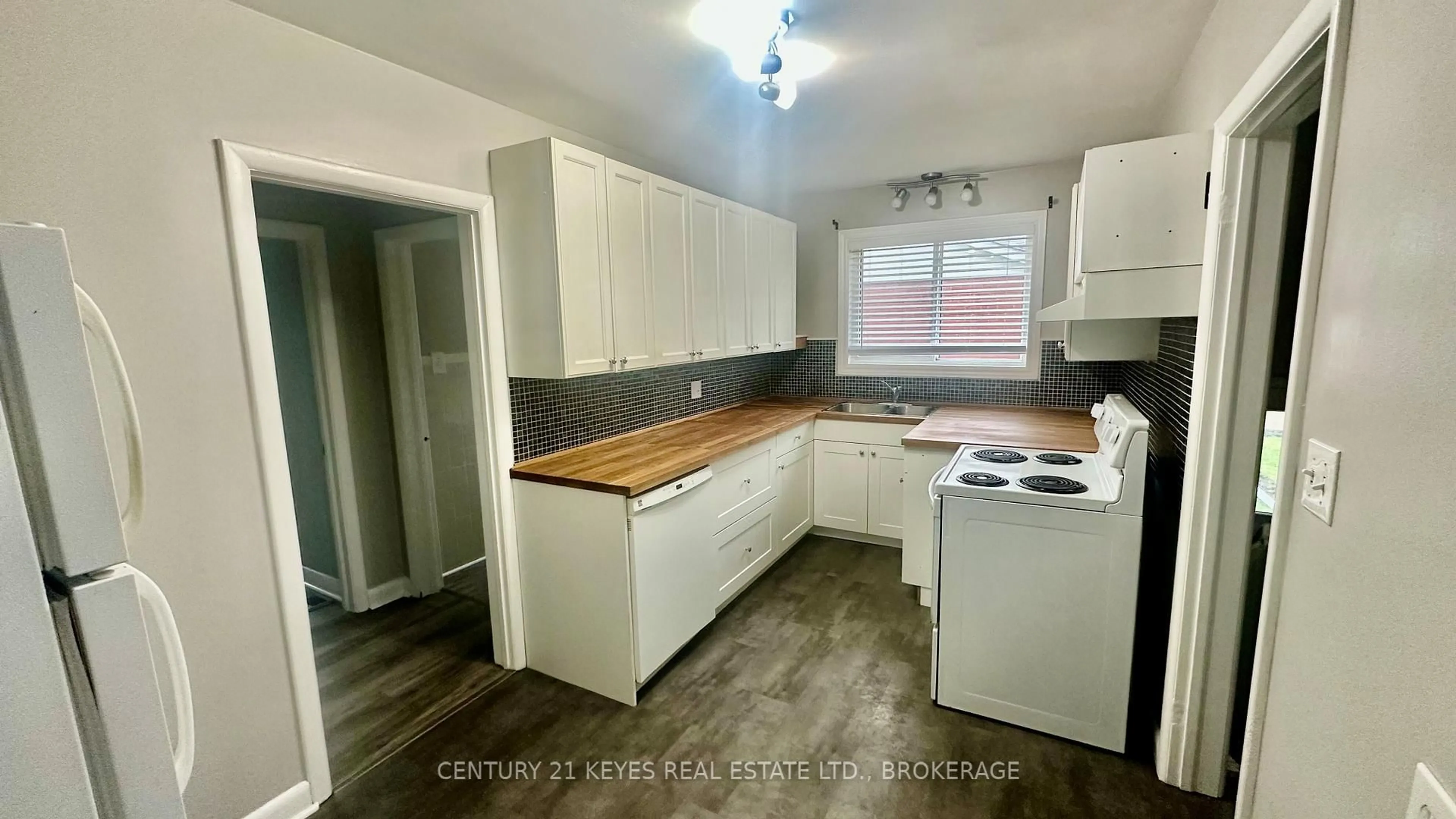 Standard kitchen, wood/laminate floor for 34 Salisbury Ave, Brockville Ontario K6V 2T5