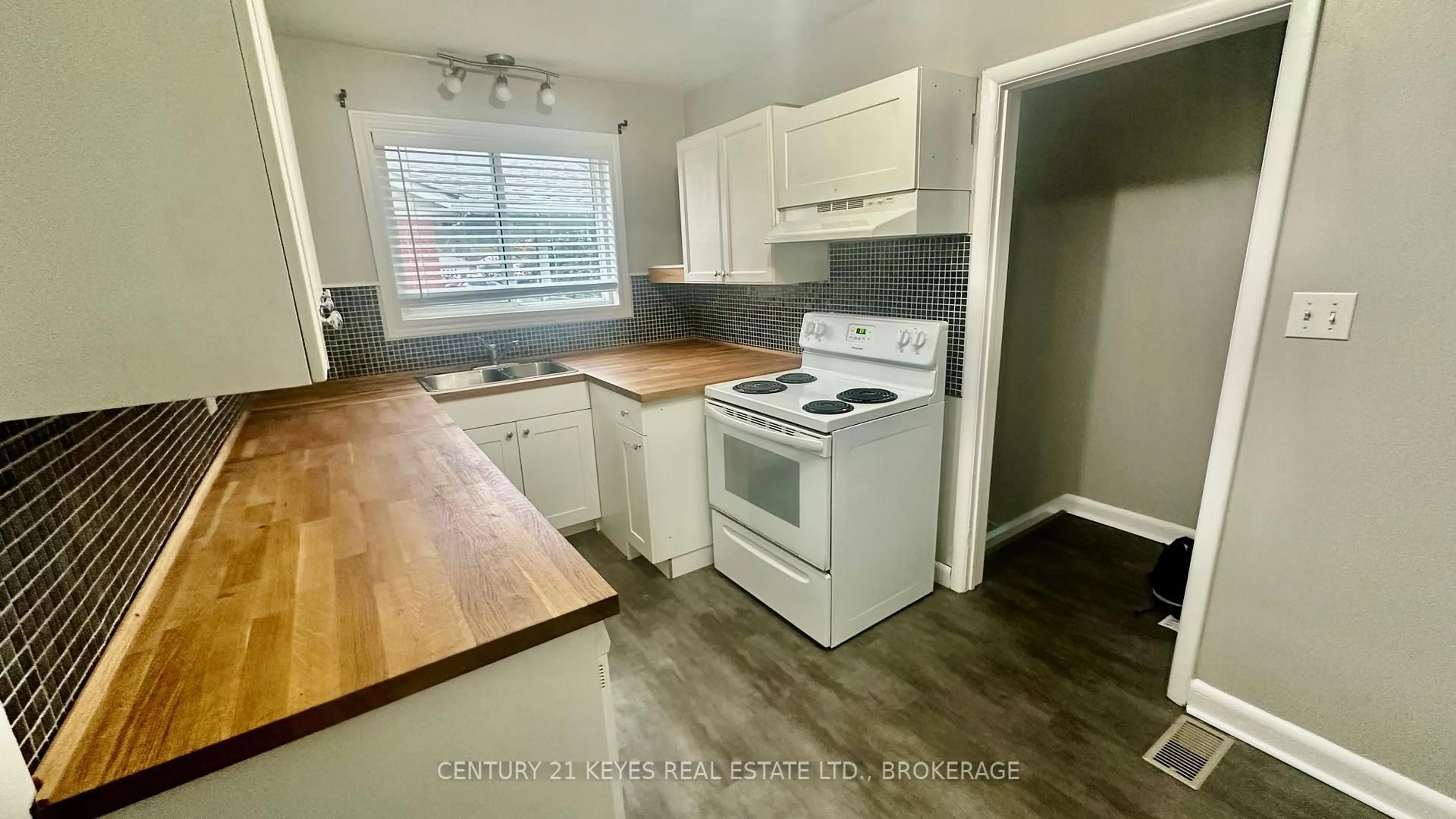 Standard kitchen, wood/laminate floor for 34 Salisbury Ave, Brockville Ontario K6V 2T5
