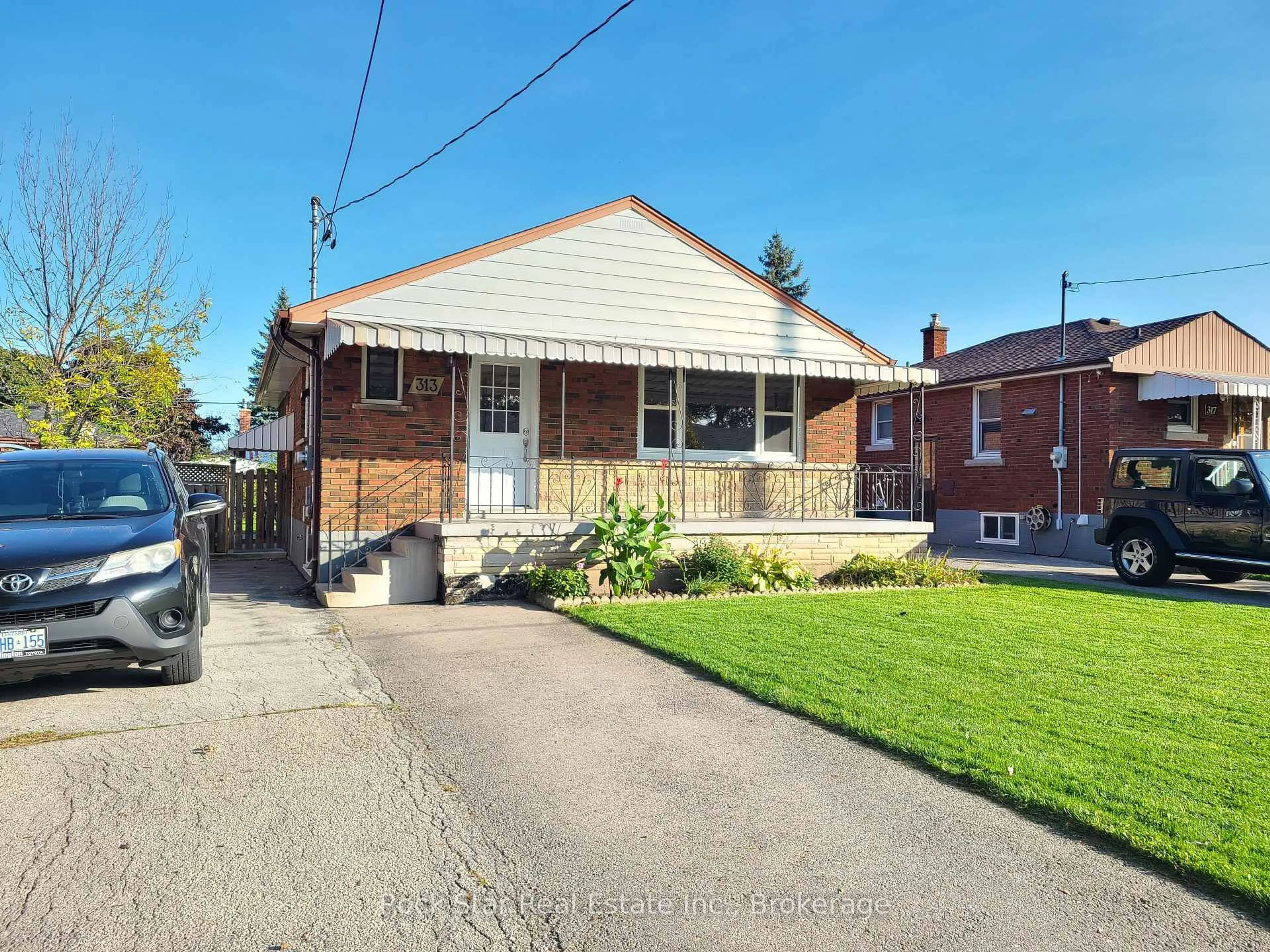 Home with brick exterior material, street for 313 East 33rd St, Hamilton Ontario L8V 3T9