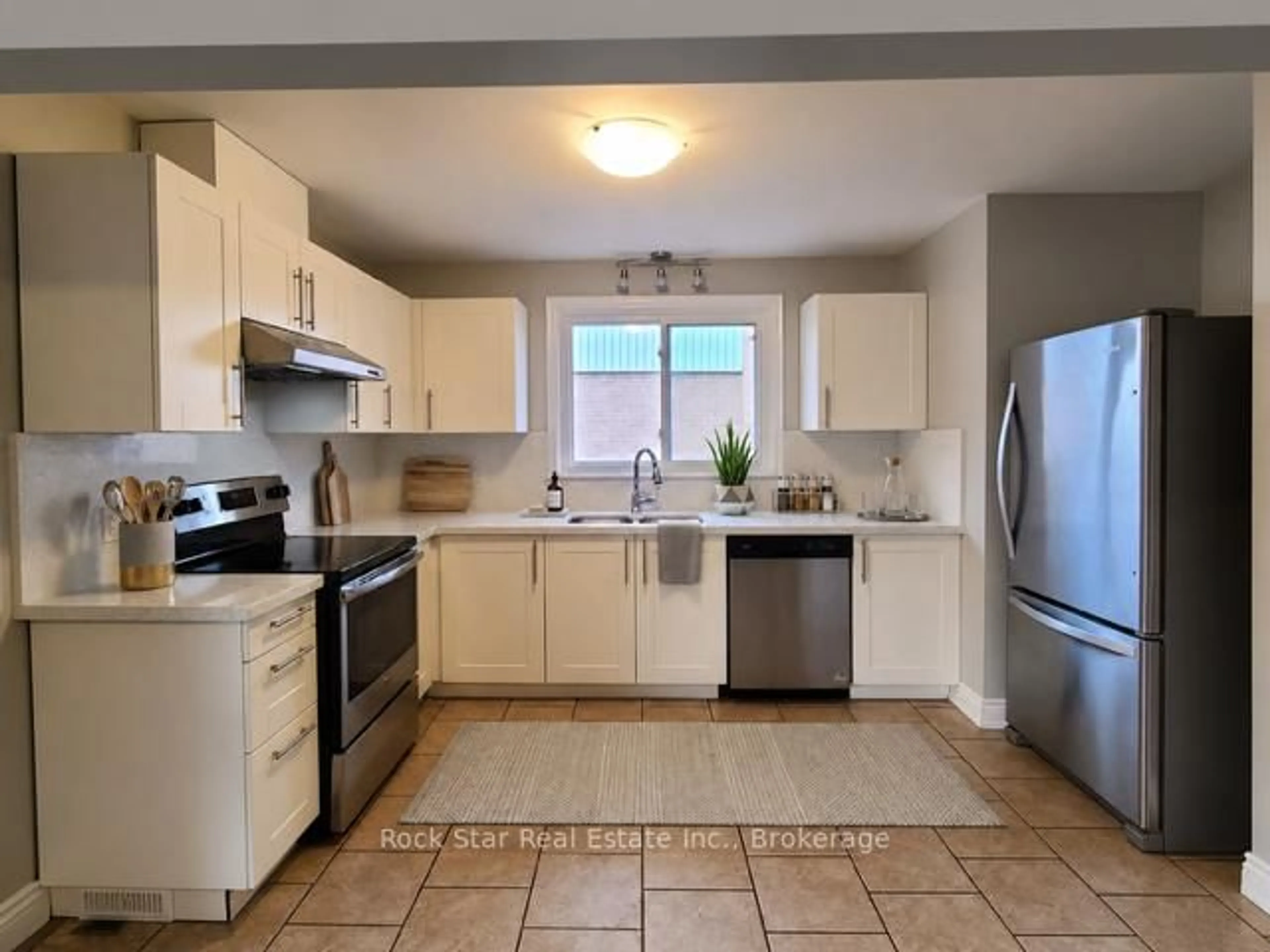 Standard kitchen, ceramic/tile floor for 313 East 33rd St, Hamilton Ontario L8V 3T9