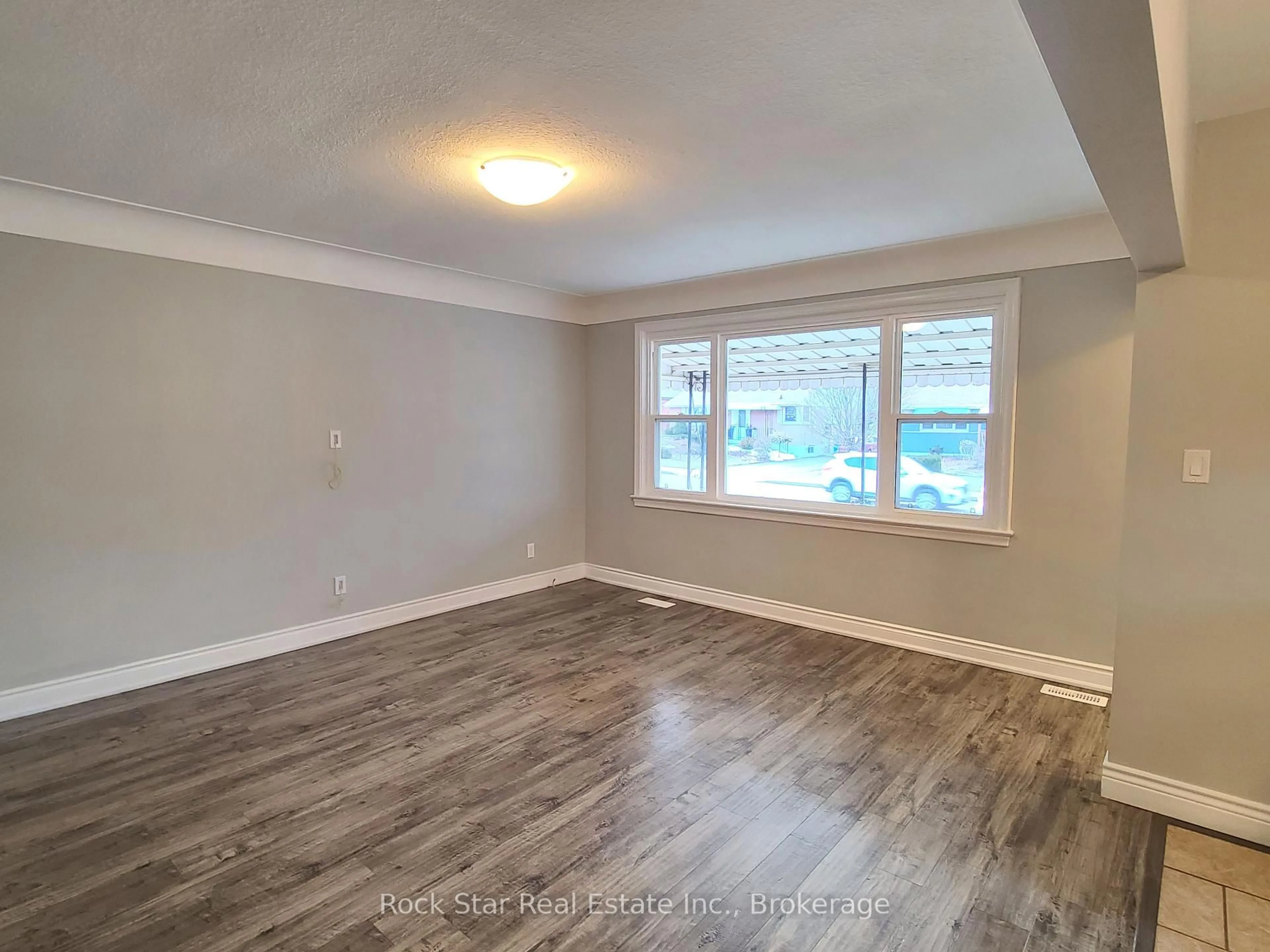 A pic of a room for 313 East 33rd St, Hamilton Ontario L8V 3T9
