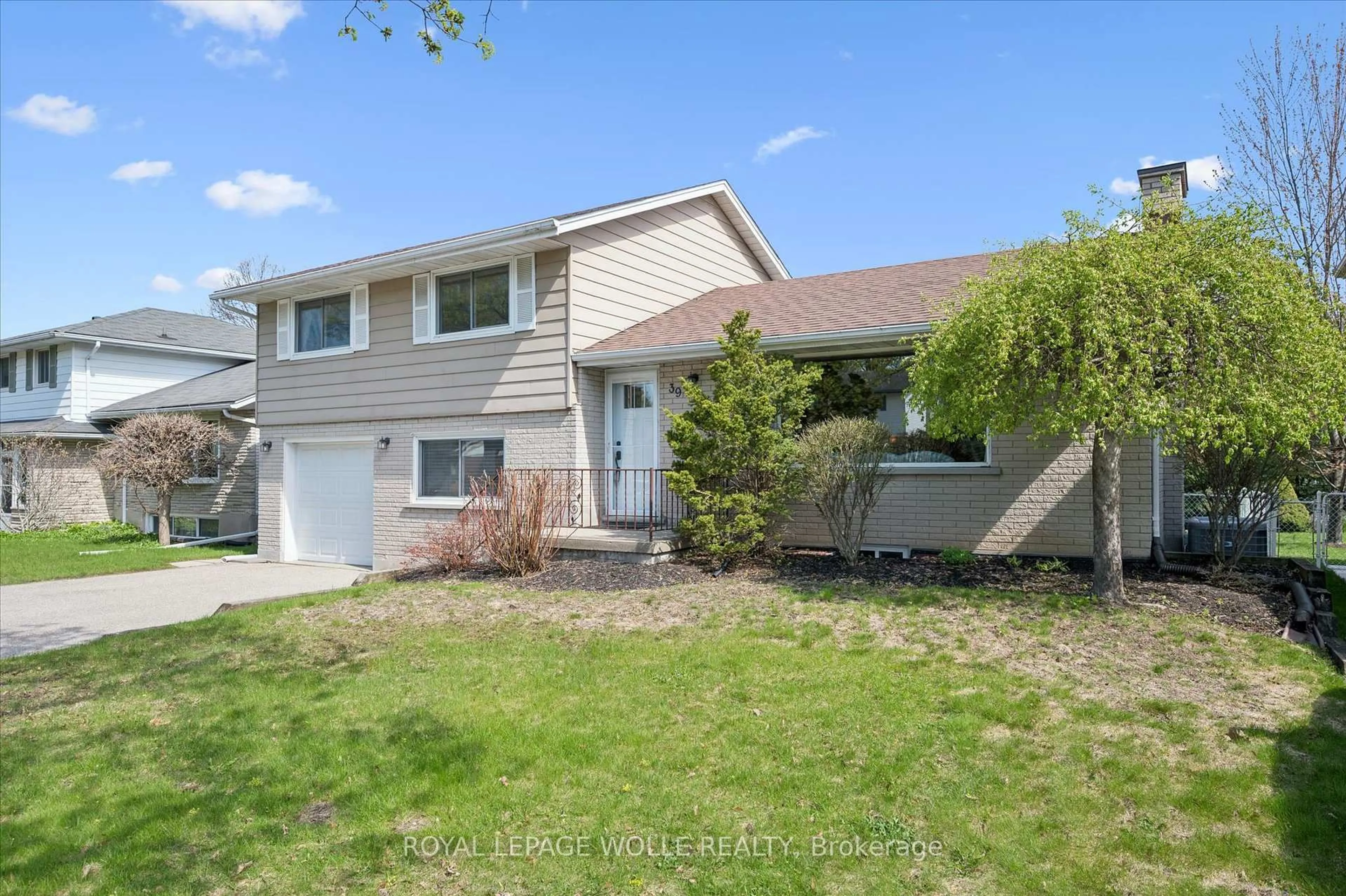 Home with vinyl exterior material, street for 39 Charlotte Cres, Kitchener Ontario N2B 2K2