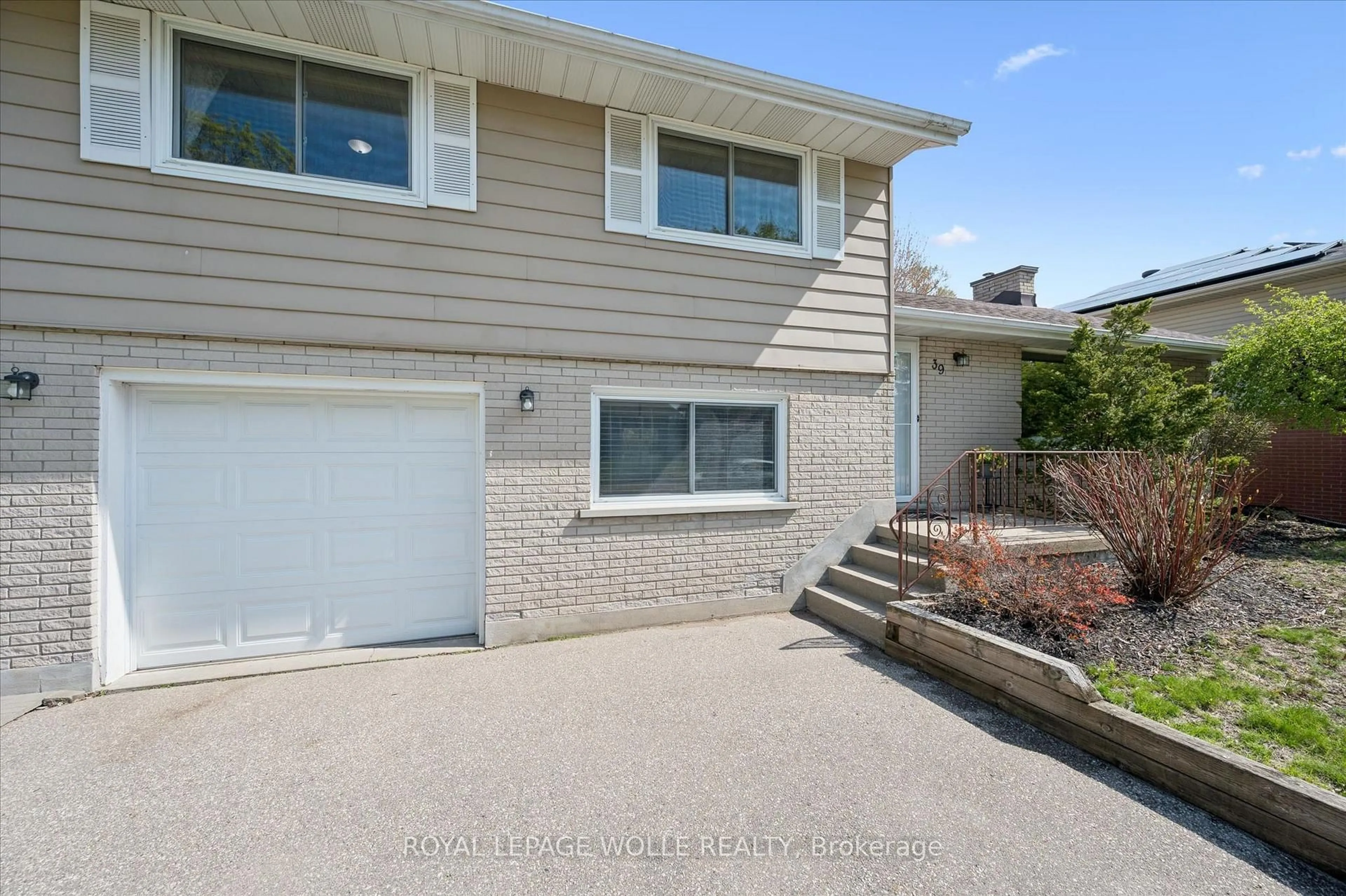 Home with vinyl exterior material, street for 39 Charlotte Cres, Kitchener Ontario N2B 2K2