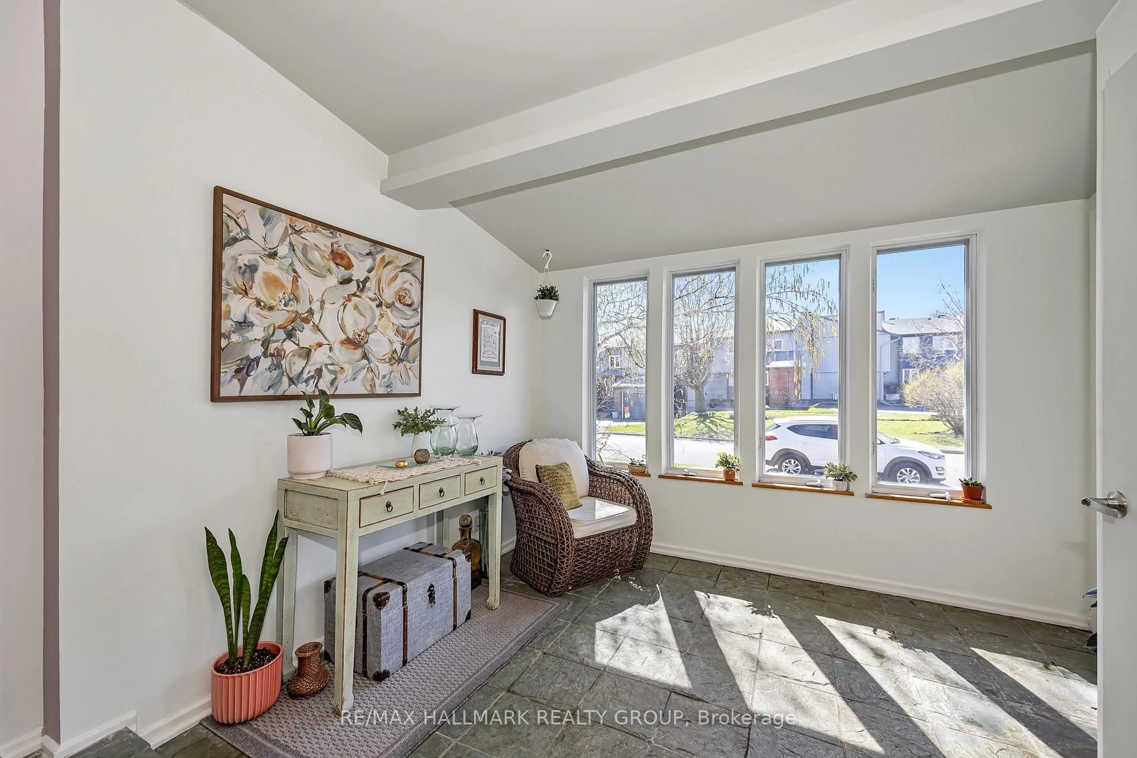 Indoor entryway for 35 Benlea Dr, Ottawa Ontario K2G 4A3