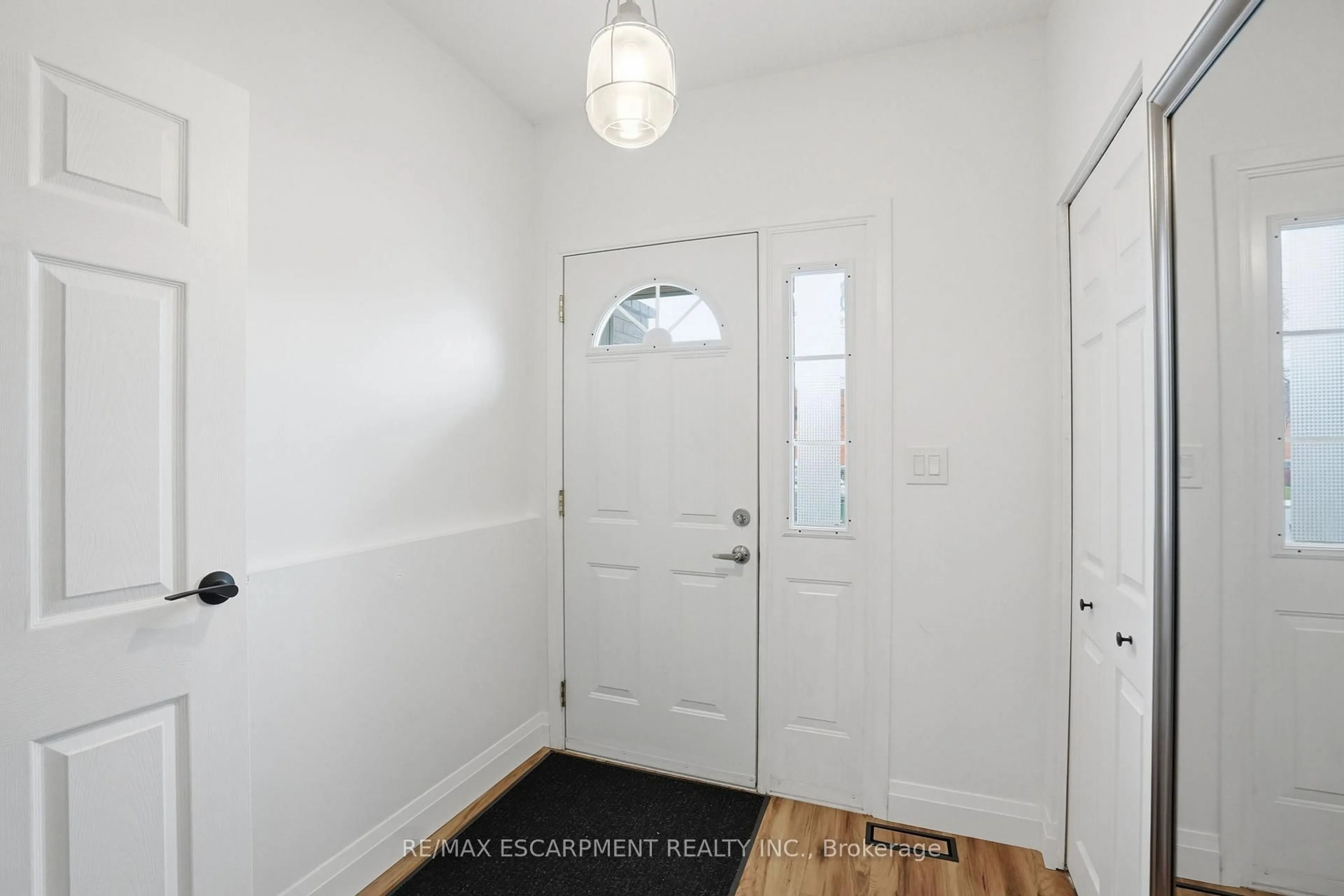 Indoor entryway for 61 ALBRIGHT Rd #61, Hamilton Ontario L9K 6H5