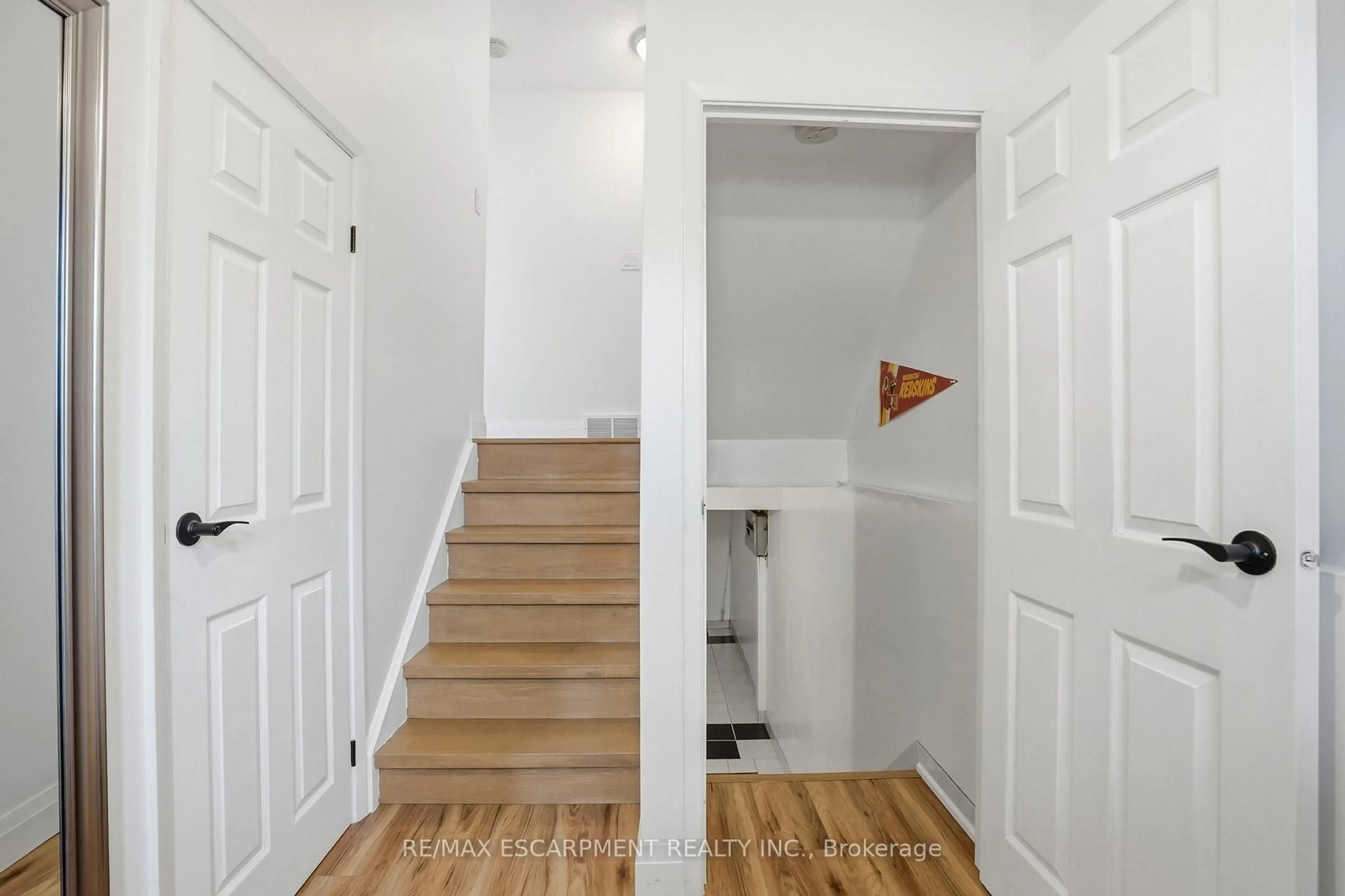 Indoor entryway for 61 ALBRIGHT Rd #61, Hamilton Ontario L9K 6H5