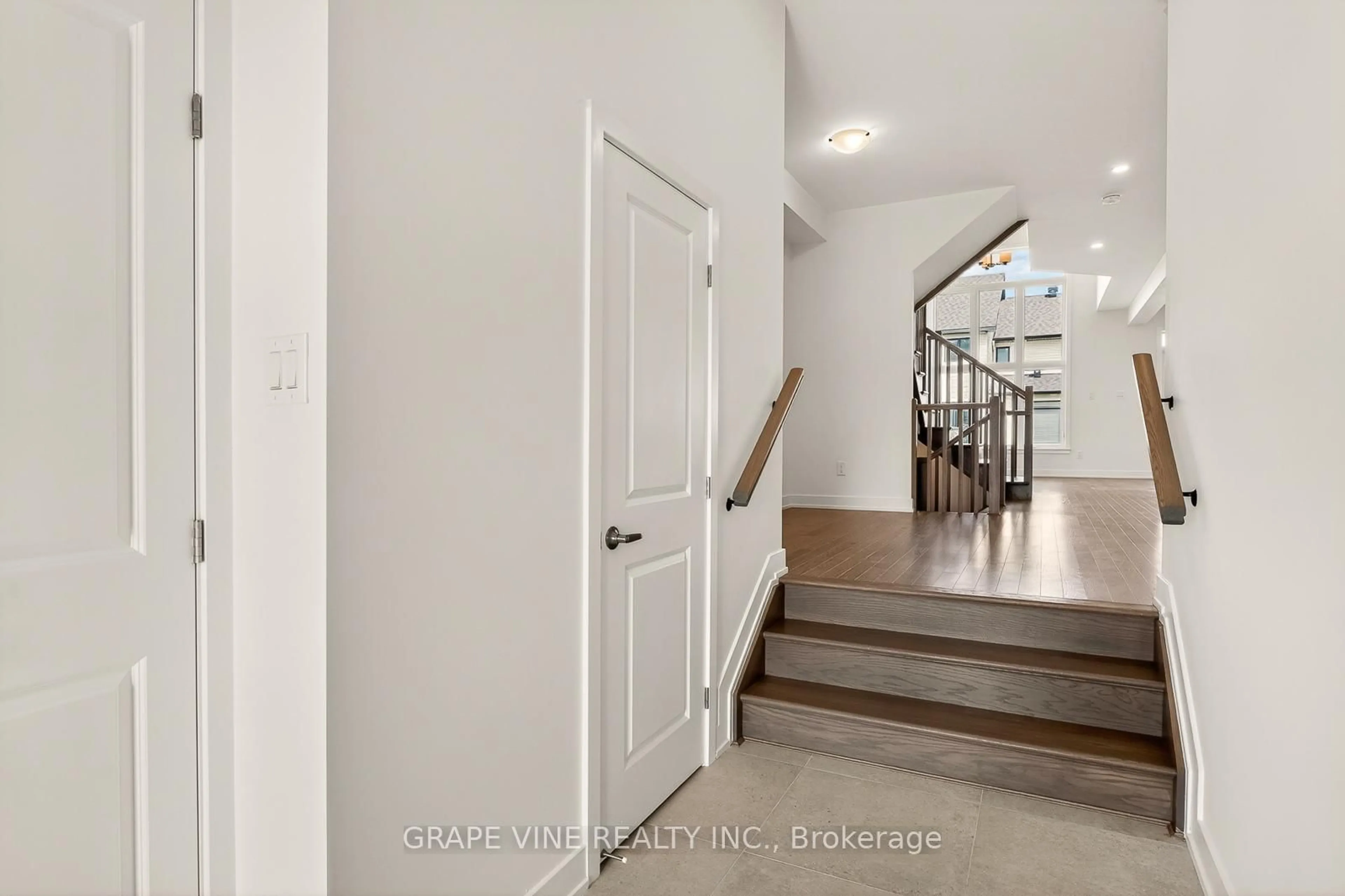 Indoor entryway for 79 San Felice Circ, Ottawa Ontario K2S 2S7
