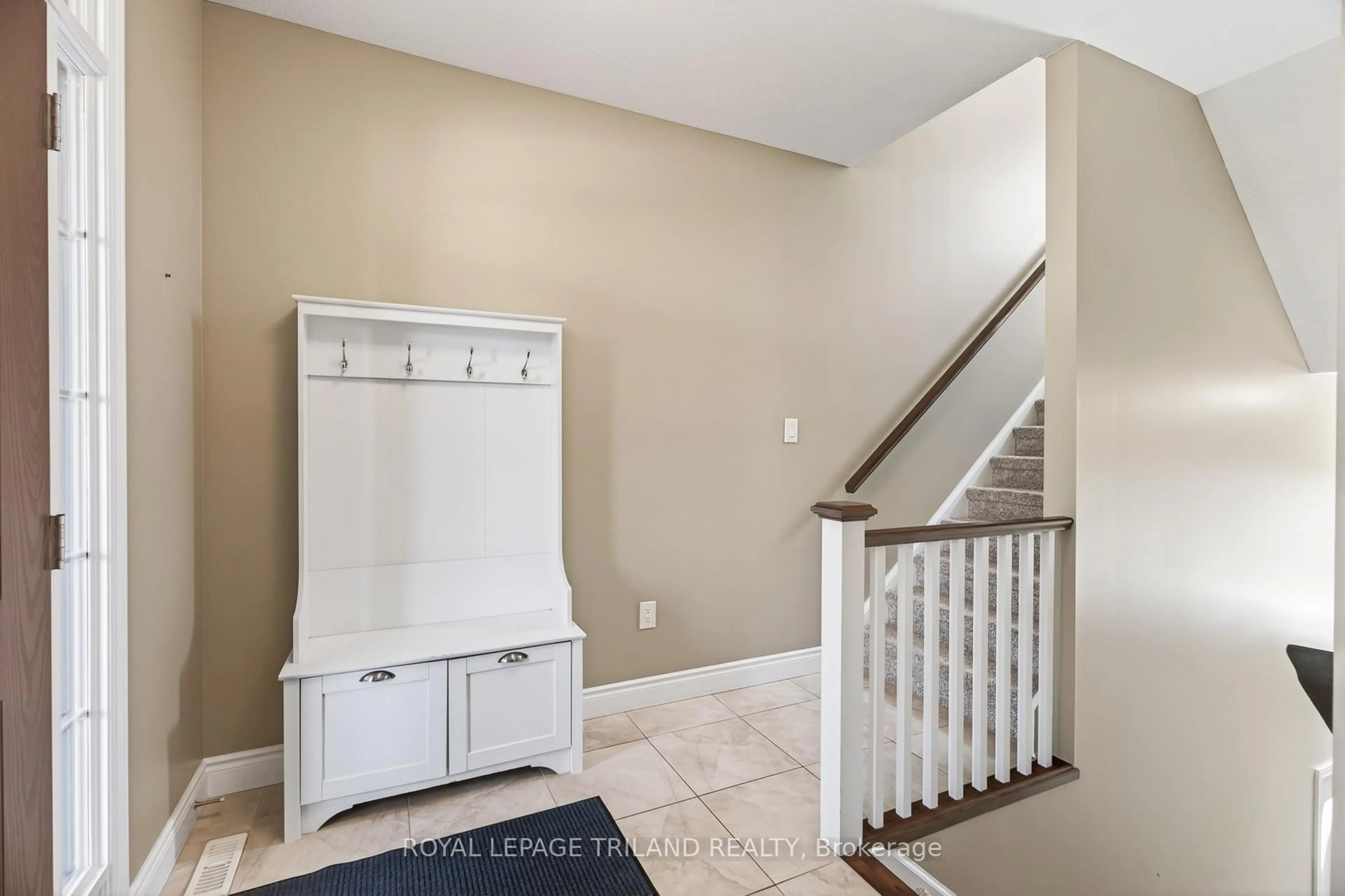 Indoor entryway for 40 FIELDSTONE Cres, Middlesex Centre Ontario N0L 1R0
