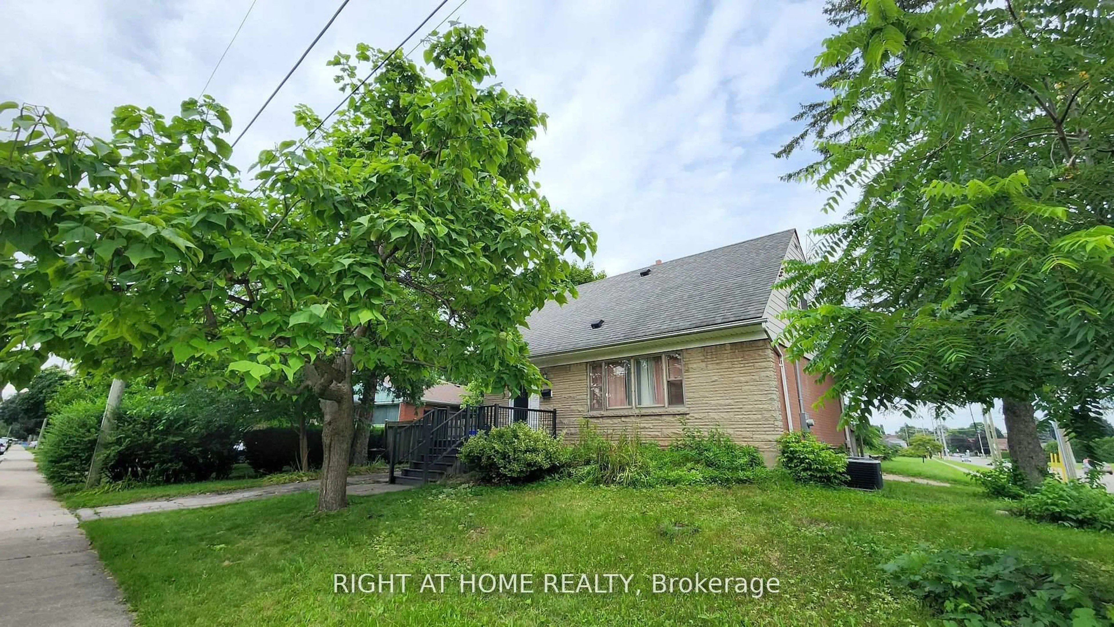 A pic from outside/outdoor area/front of a property/back of a property/a pic from drone, street for 87 Radford St, Hamilton Ontario L8S 3E5