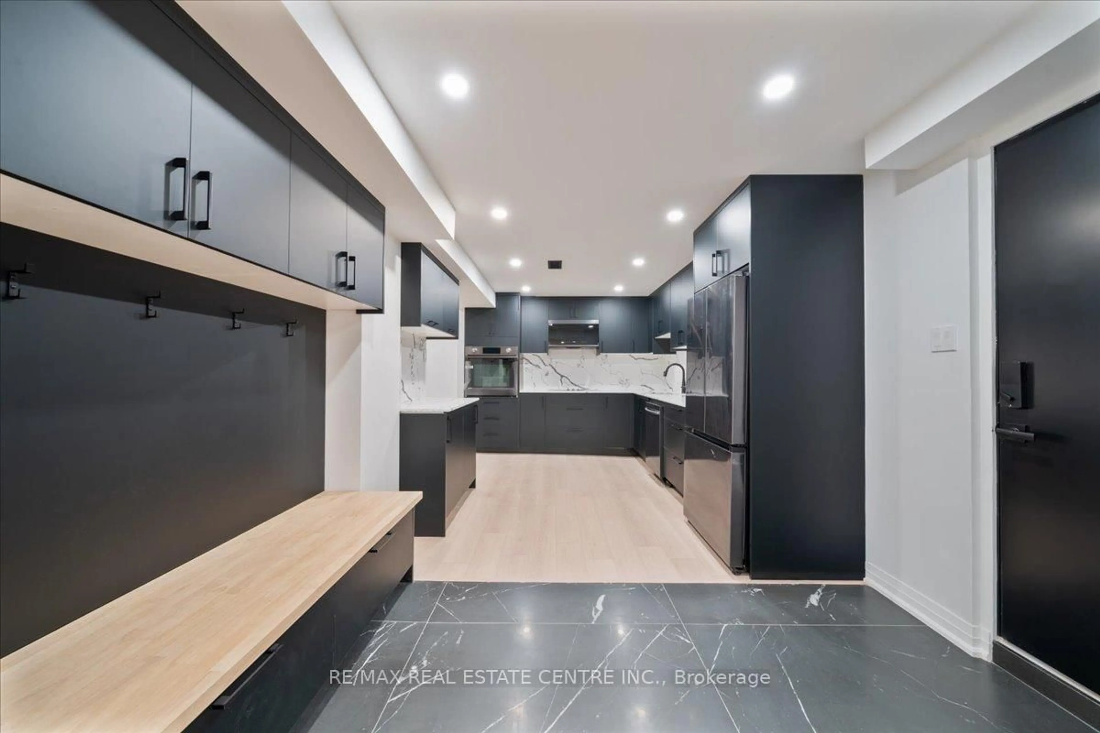 Unknown for 32 Elena Crt, Hamilton Ontario L9C 7P7