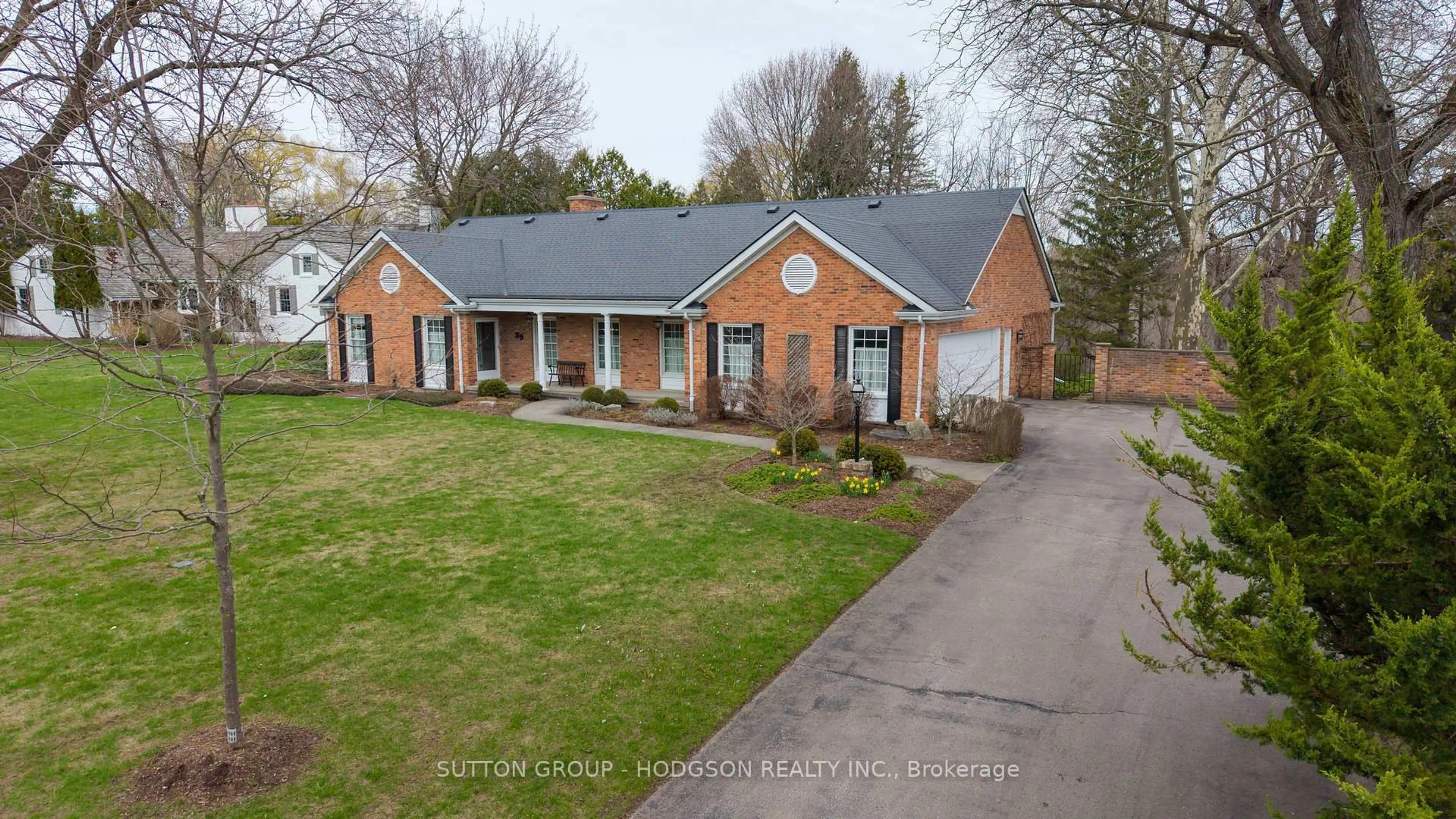 A pic from outside/outdoor area/front of a property/back of a property/a pic from drone, street for 39 Doncaster Ave, London North Ontario N6G 2A1