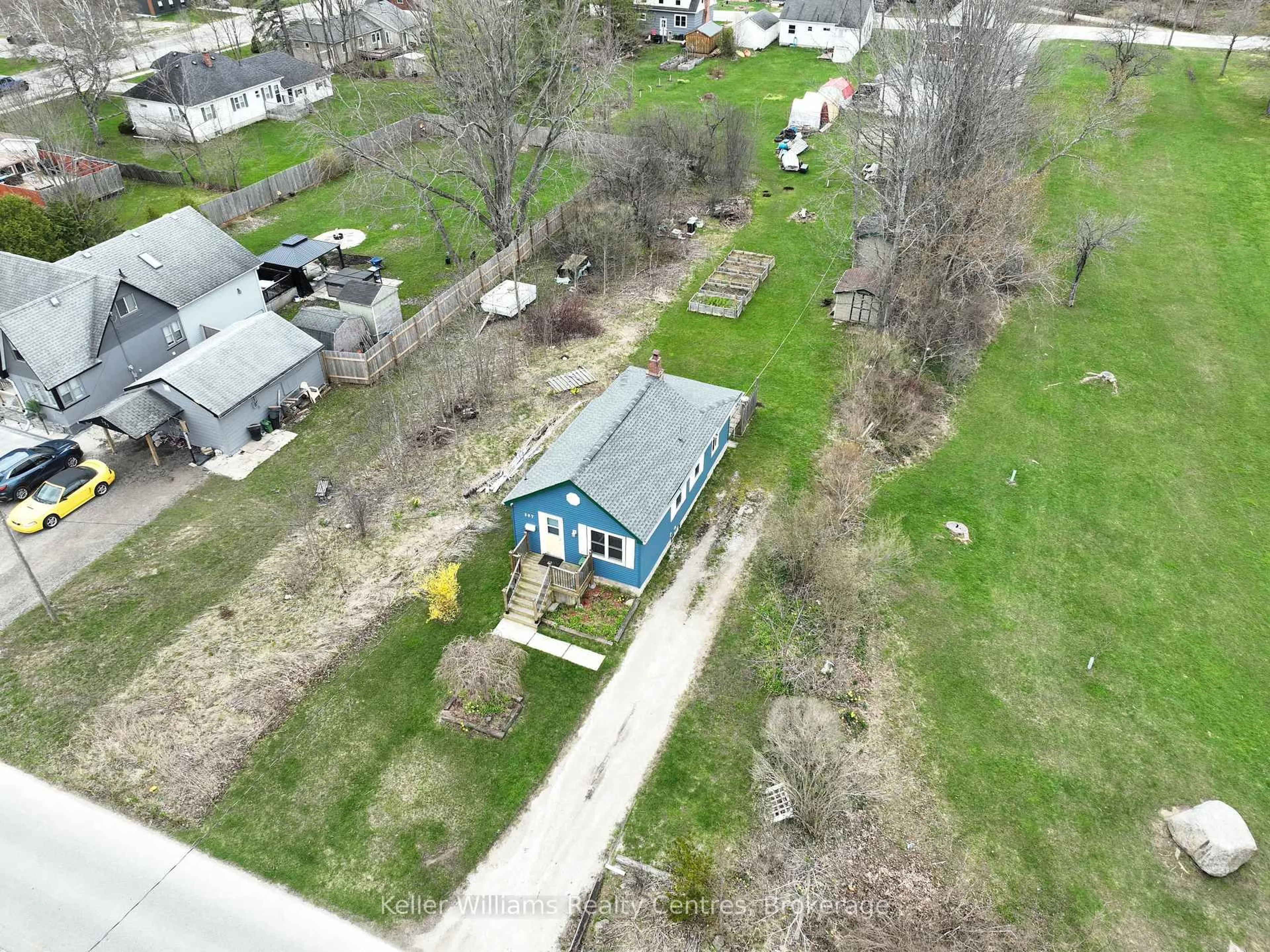 A pic from outside/outdoor area/front of a property/back of a property/a pic from drone, unknown for 397 27th St, Owen Sound Ontario N4K 4J7