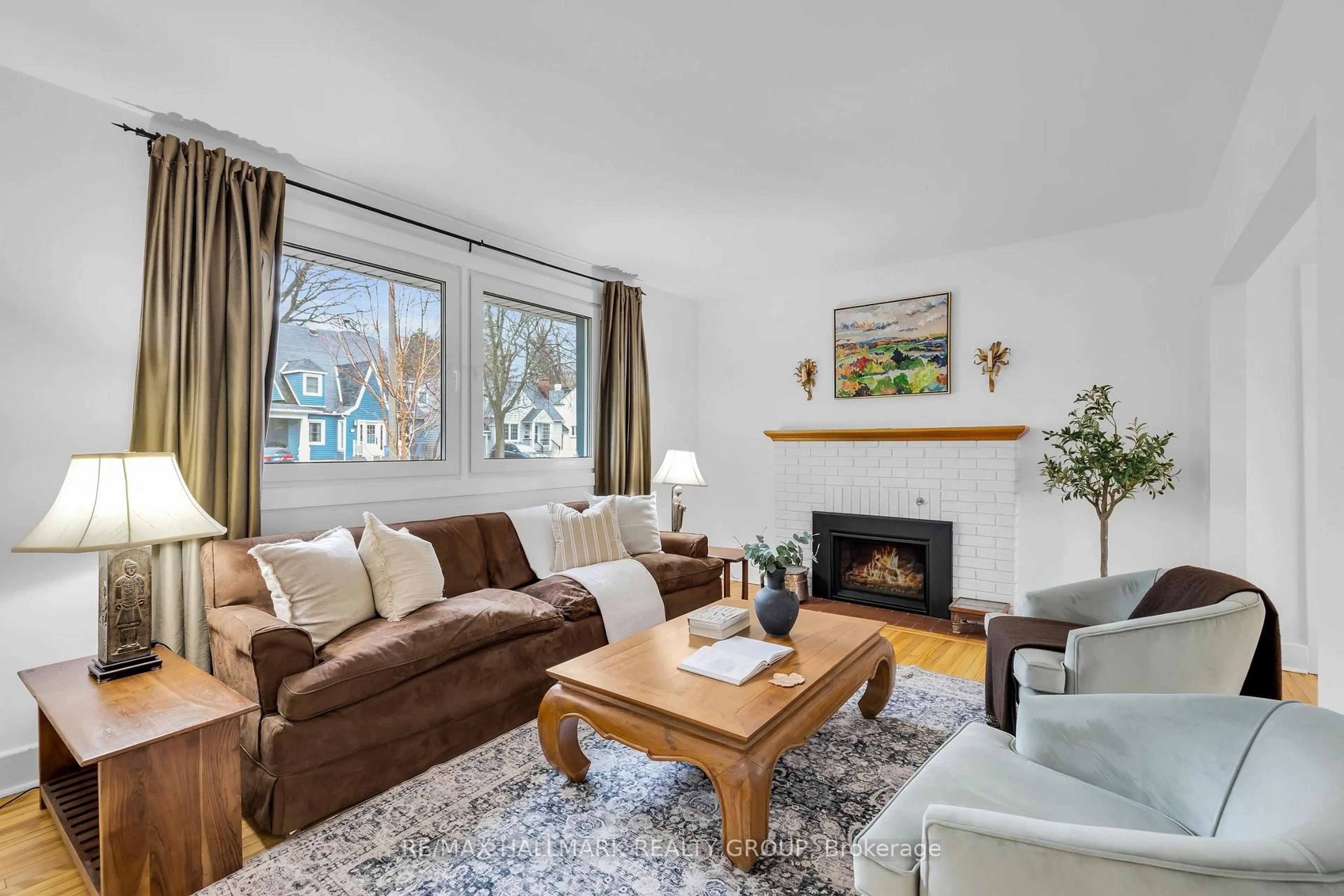 Living room with furniture, wood/laminate floor for 229 Greensway Ave, Ottawa Ontario K1L 7V3