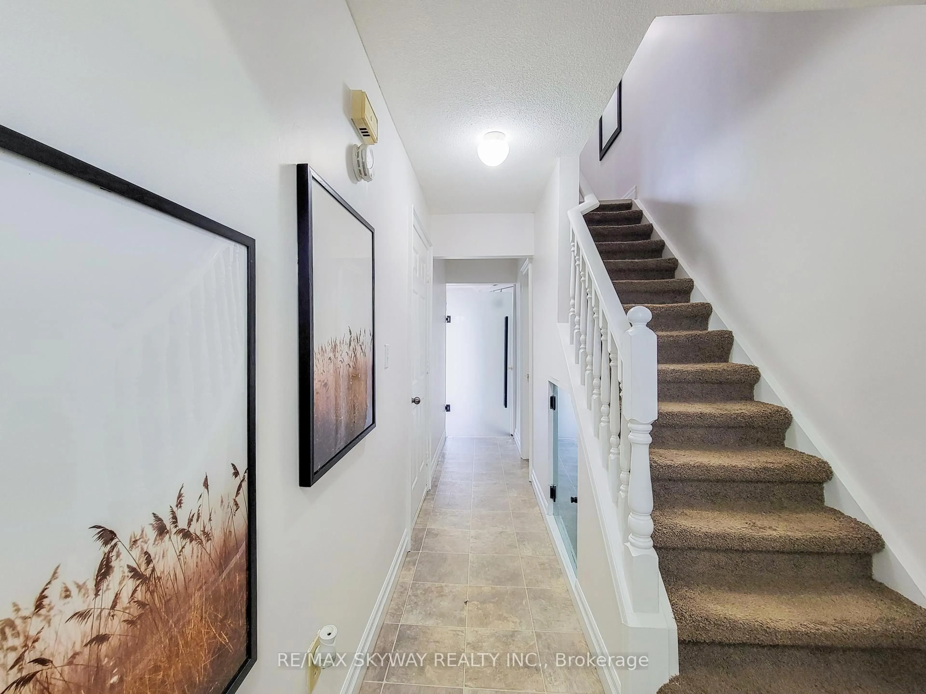 Indoor foyer for 56 Harris Ave #B, Brantford Ontario N3R 2E9