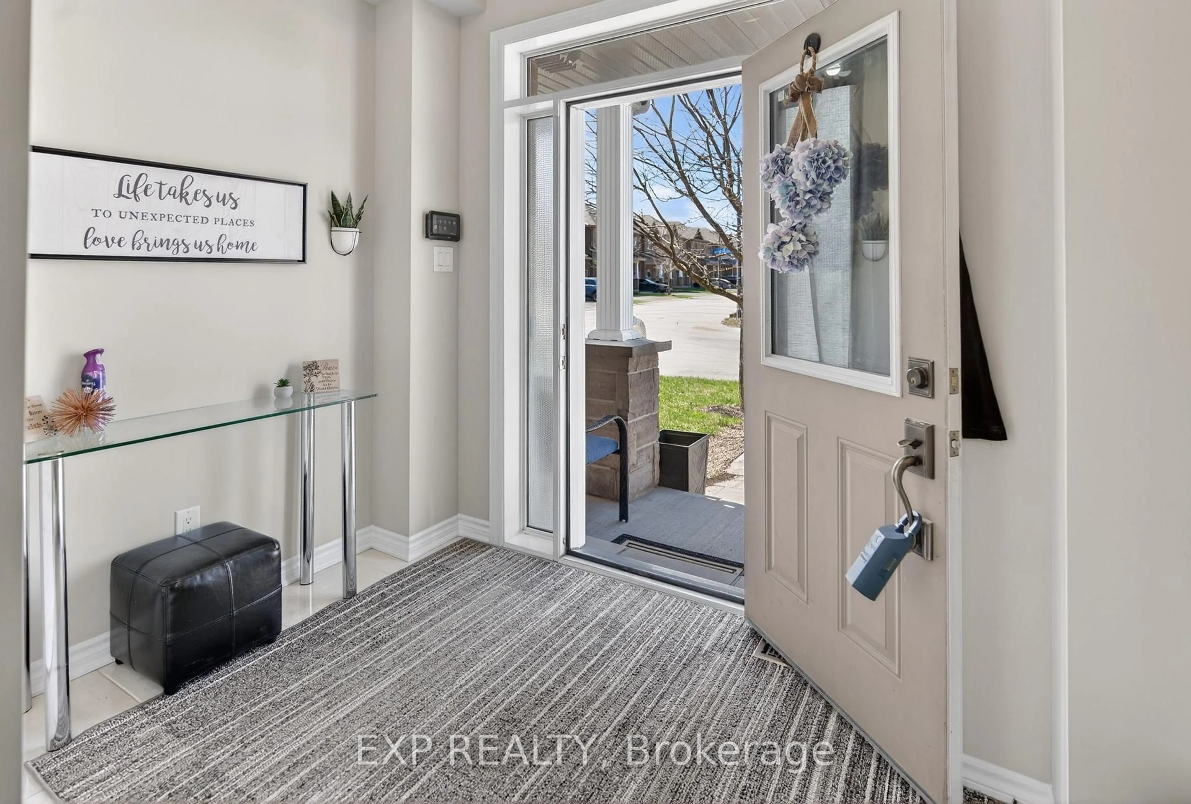 Indoor entryway for 568 Via Mattino Way, Nepean Ontario K2J 6B8