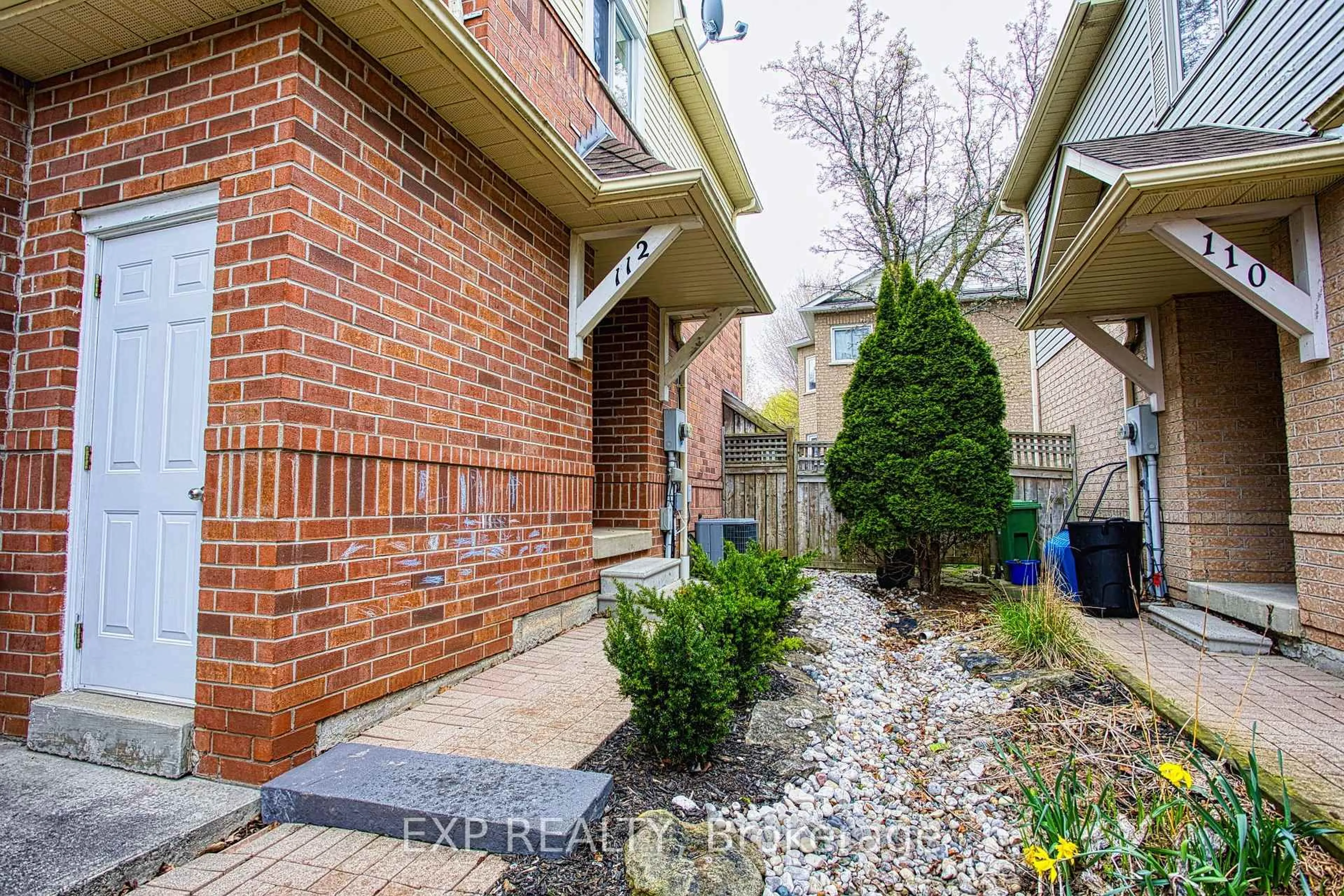 Patio, street for 112 Laurendale Ave, Hamilton Ontario L0R 2H3