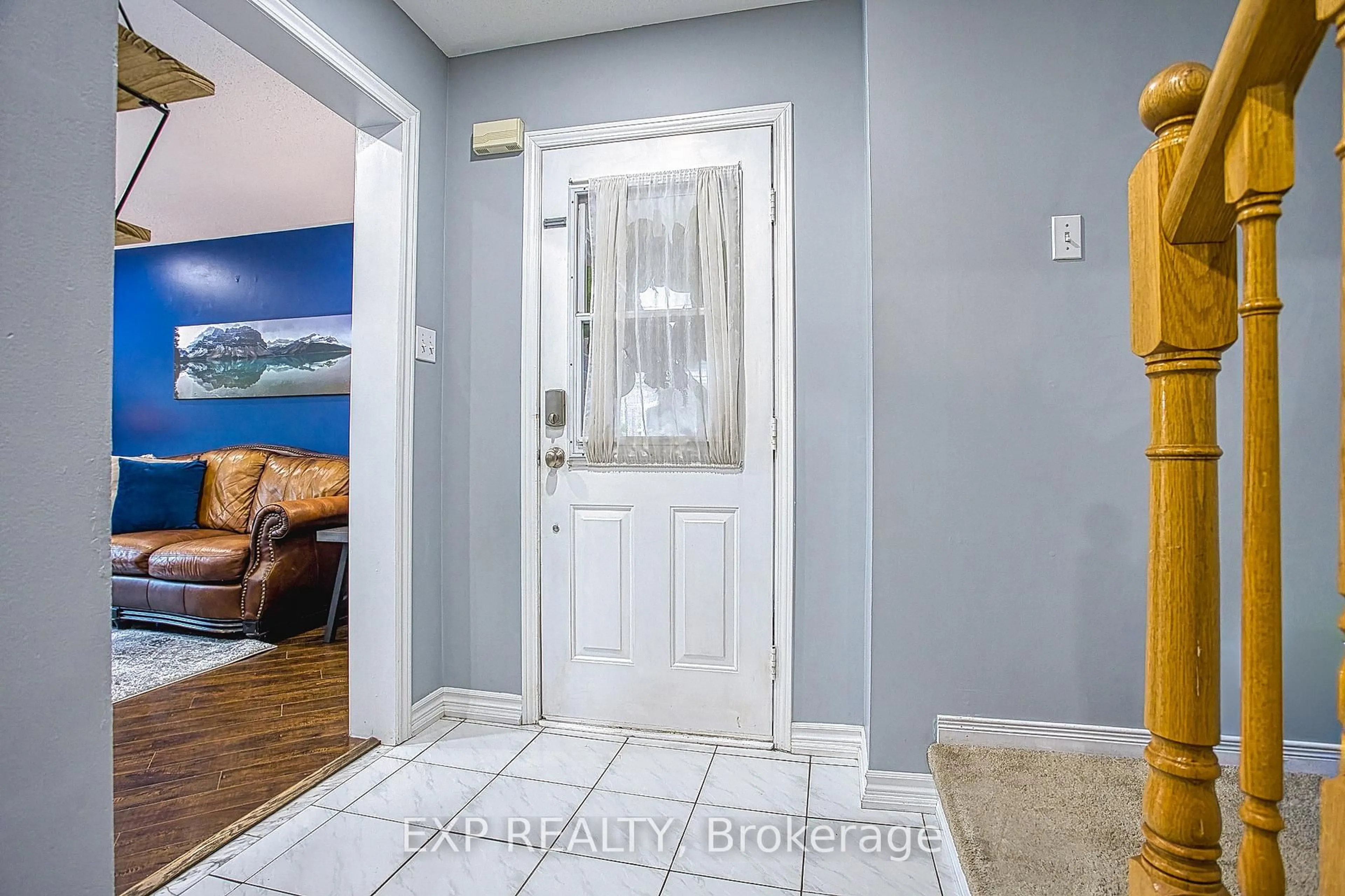 Indoor entryway for 112 Laurendale Ave, Hamilton Ontario L0R 2H3
