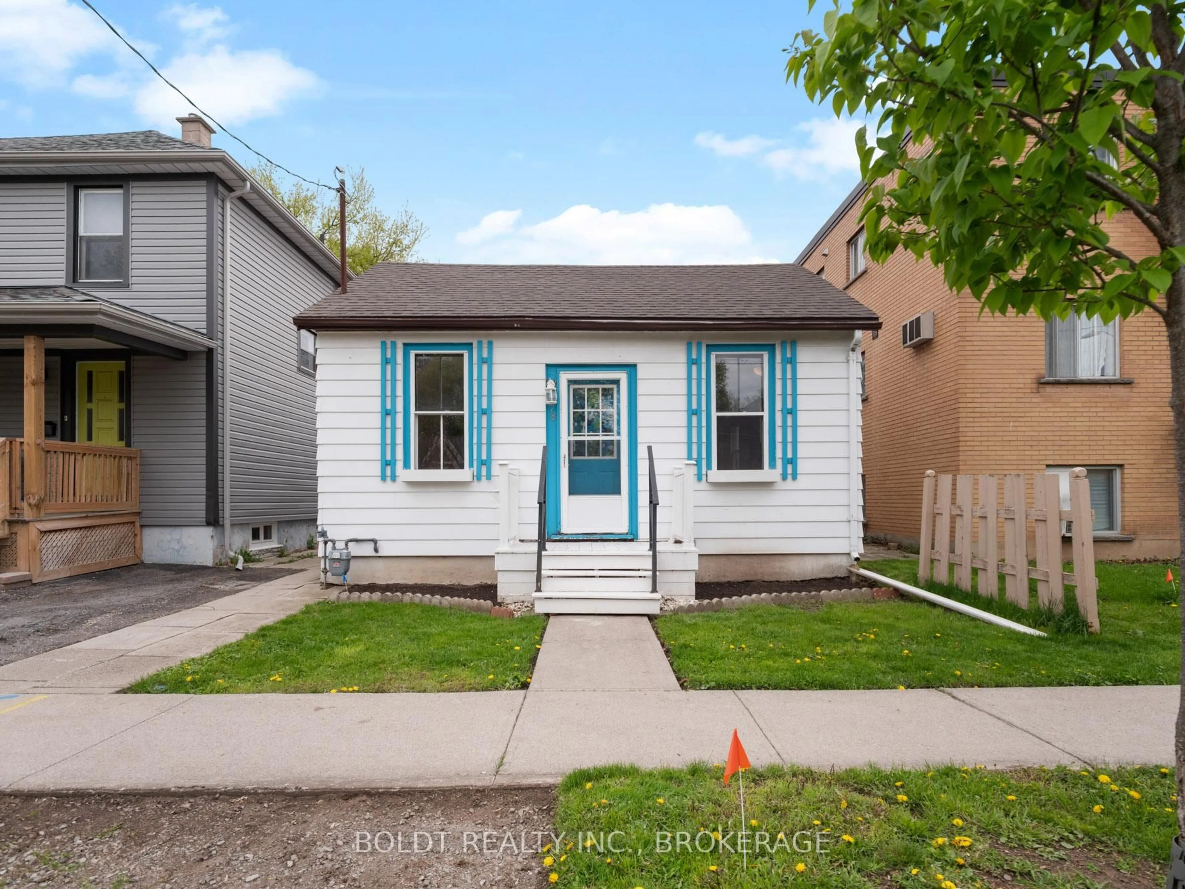 Home with vinyl exterior material, street for 78 Maple St, St. Catharines Ontario L2R 2B2