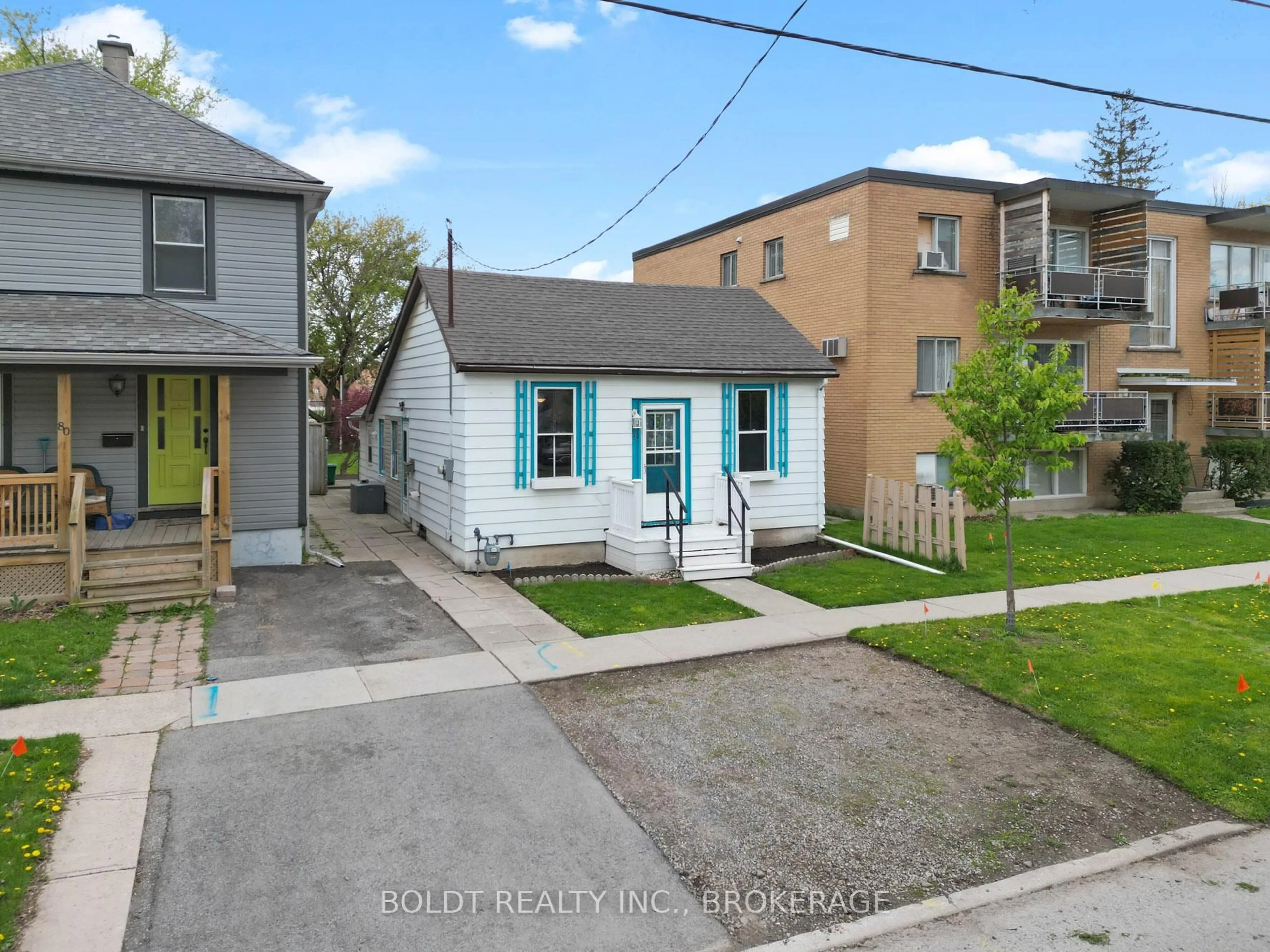 A pic from outside/outdoor area/front of a property/back of a property/a pic from drone, street for 78 Maple St, St. Catharines Ontario L2R 2B2