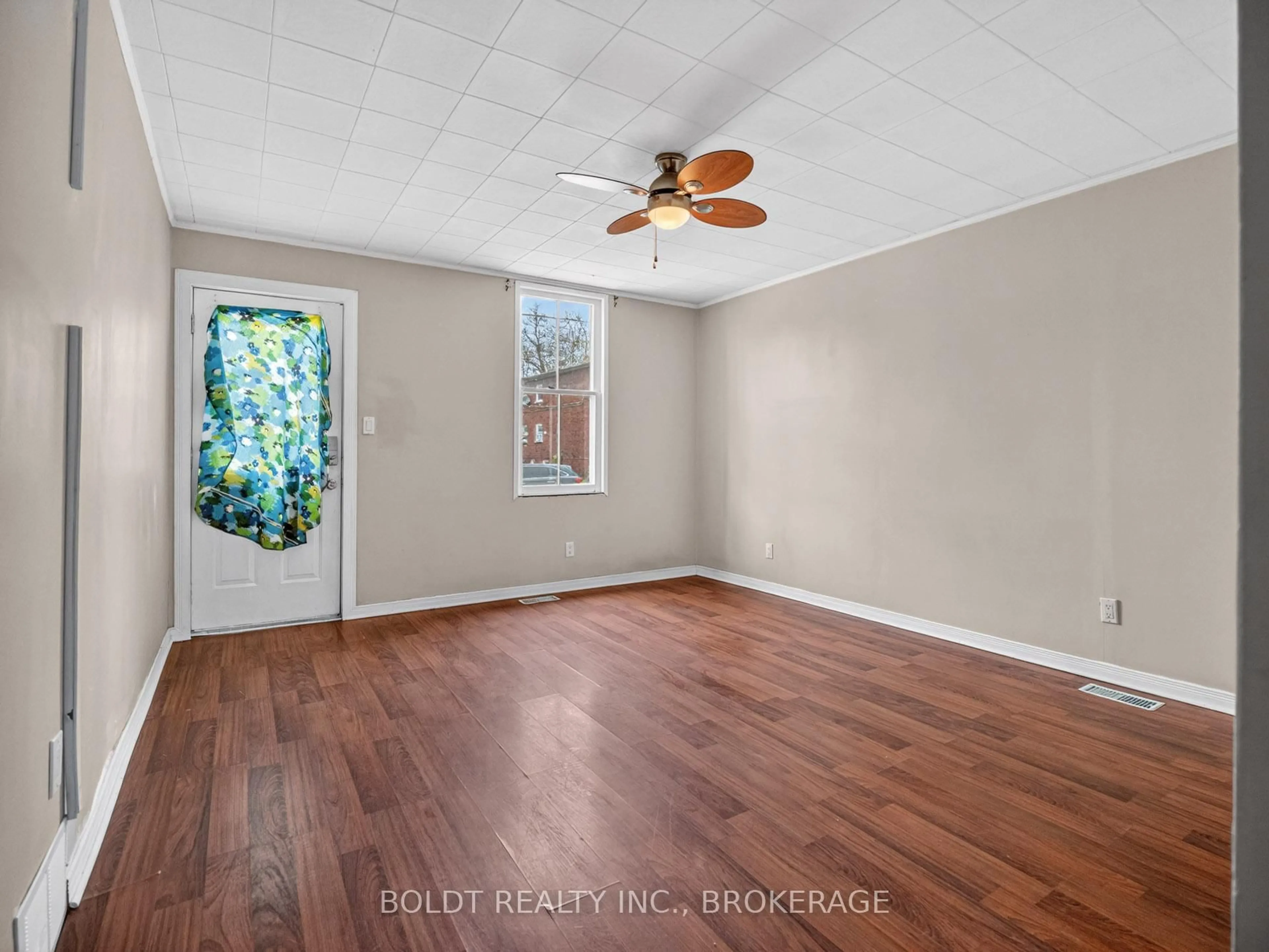 A pic of a room for 78 Maple St, St. Catharines Ontario L2R 2B2