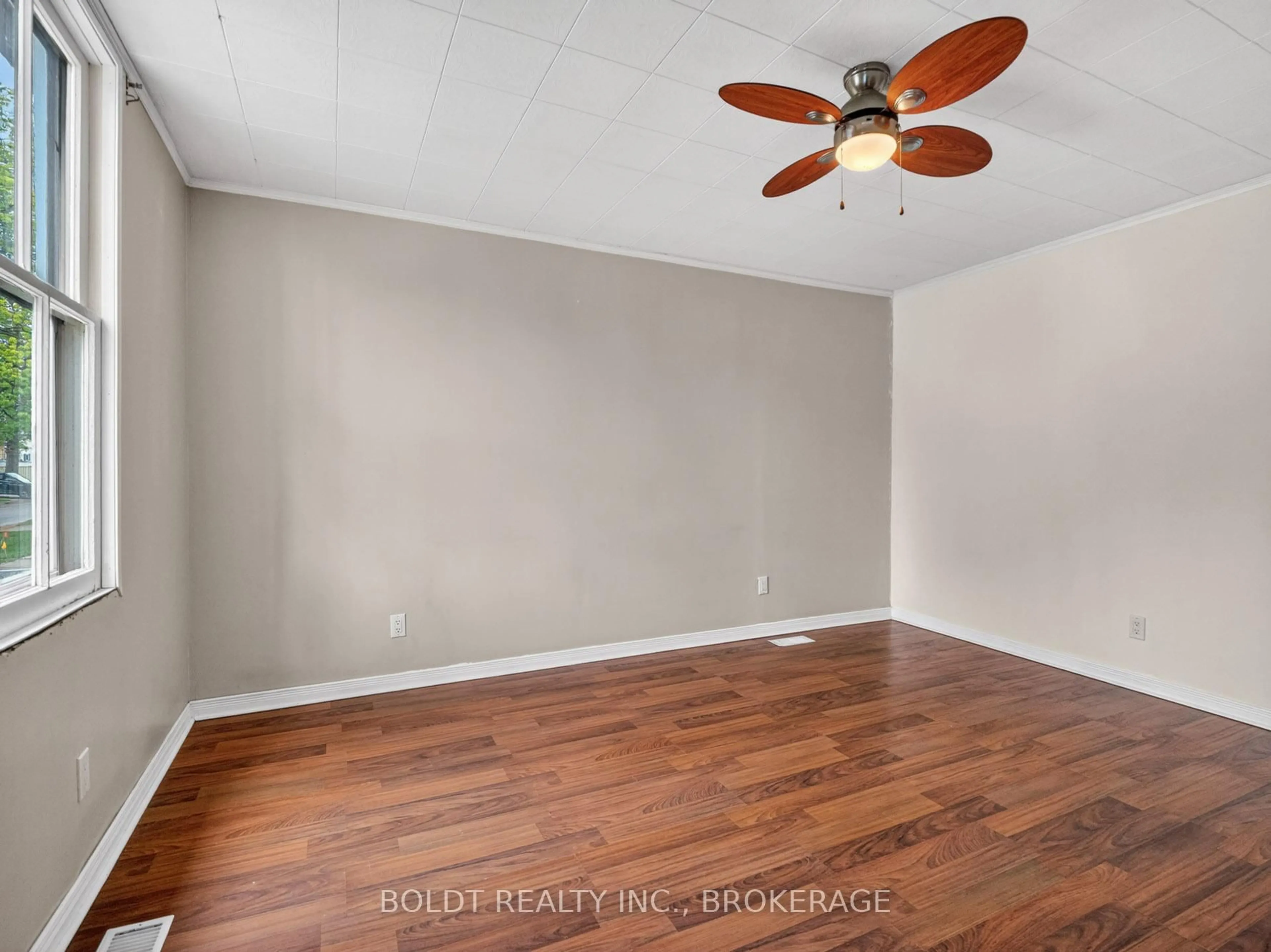 A pic of a room for 78 Maple St, St. Catharines Ontario L2R 2B2