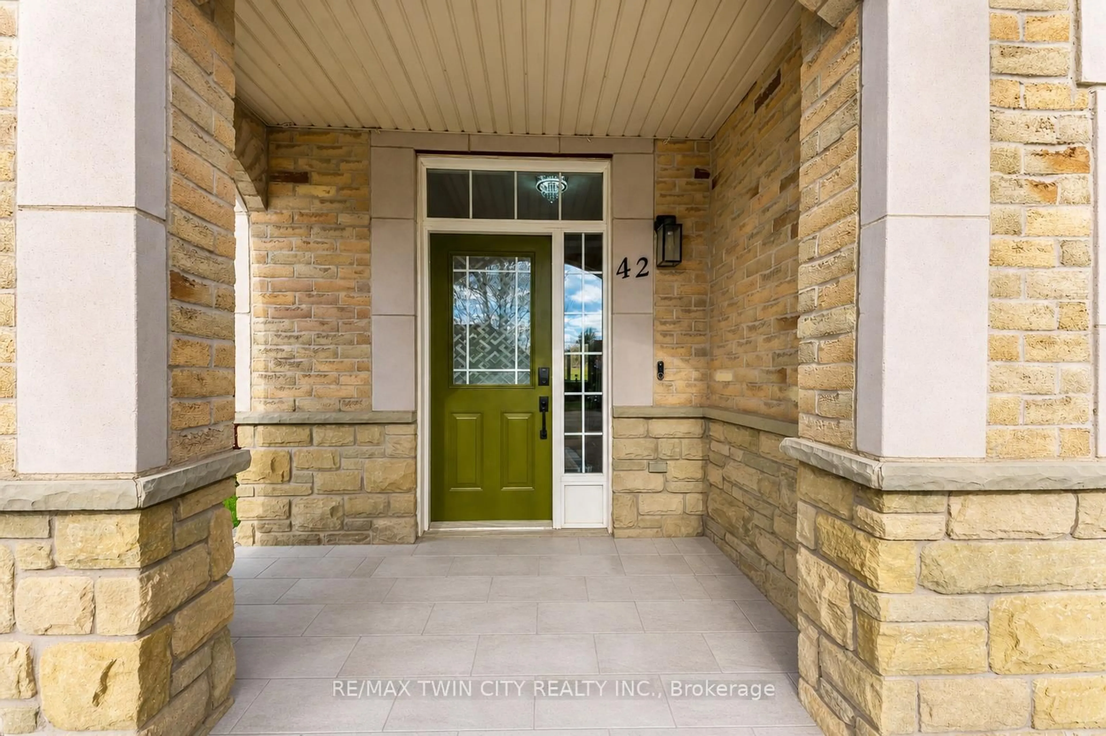 Indoor entryway for 42 Doon Mills Dr, Kitchener Ontario N2P 2W9